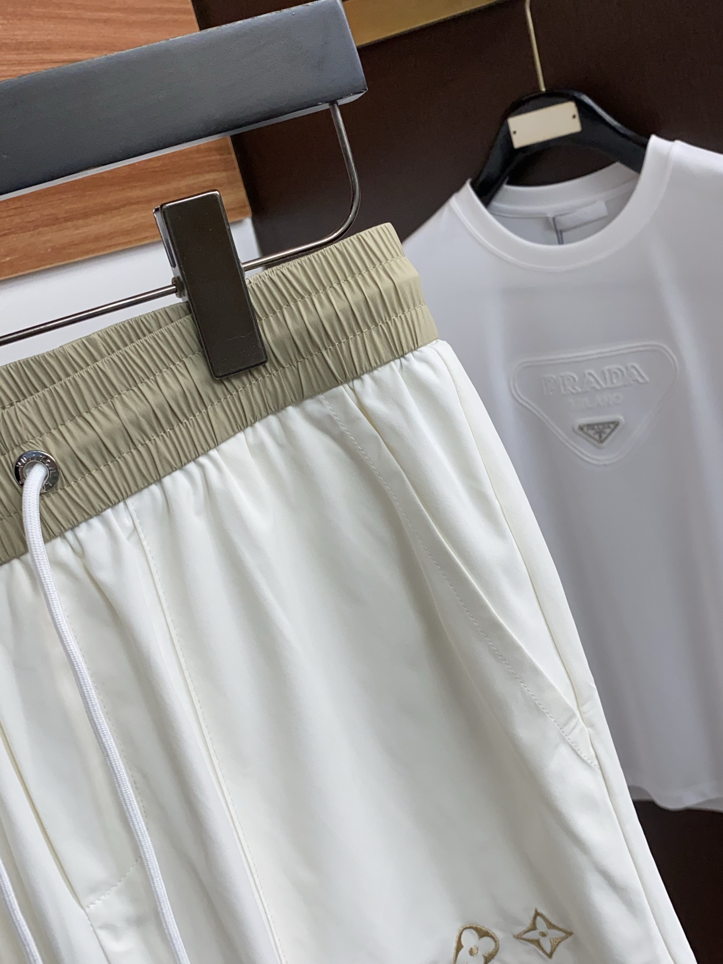 1v 路易威登 春夏新款休闲短裤 品牌经典系列 速干面料 舒适度极好，手触感强烈。原版品牌logo 辨识