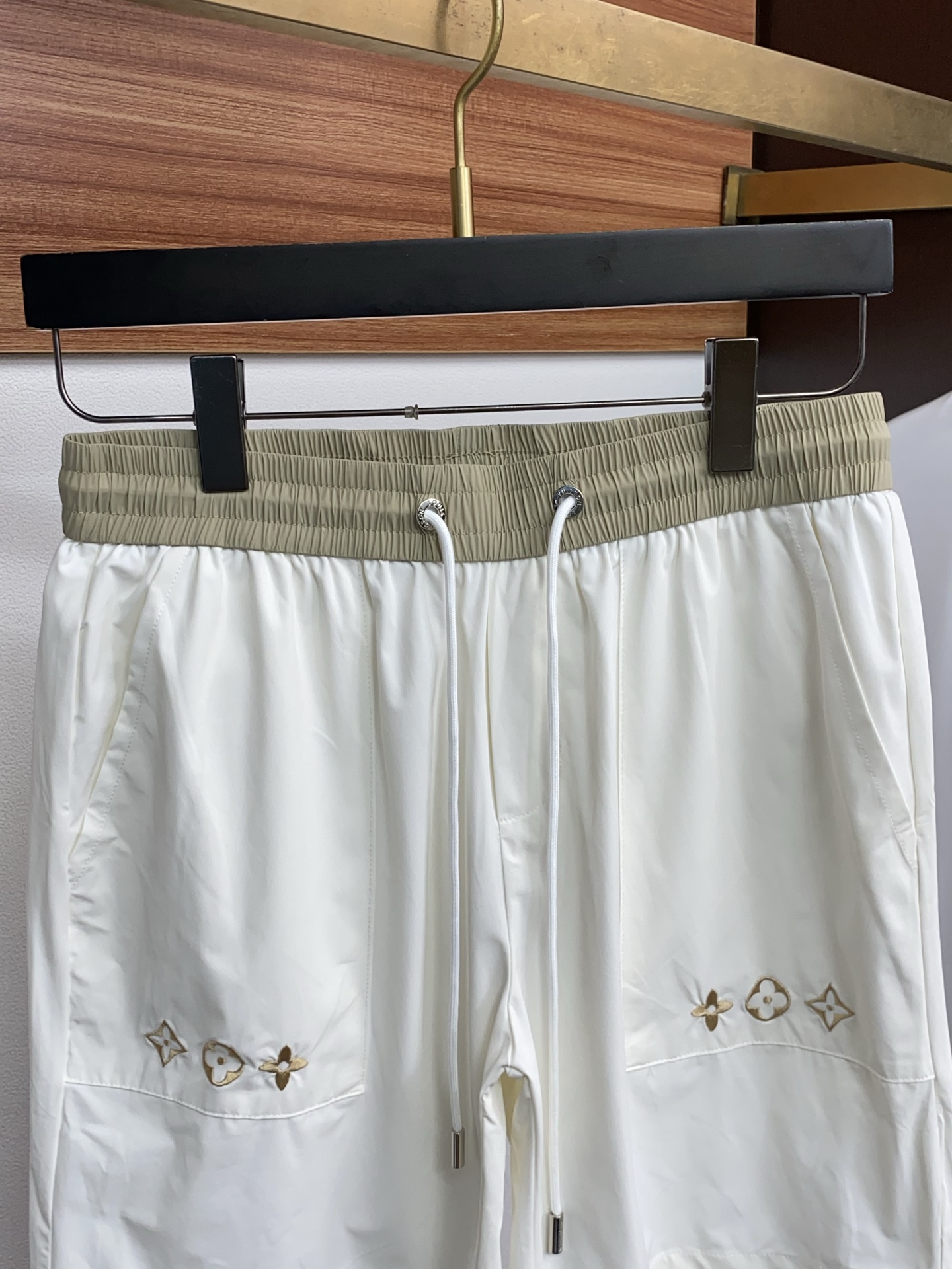 1v 路易威登 春夏新款休闲短裤 品牌经典系列 速干面料 舒适度极好，手触感强烈。原版品牌logo 辨识