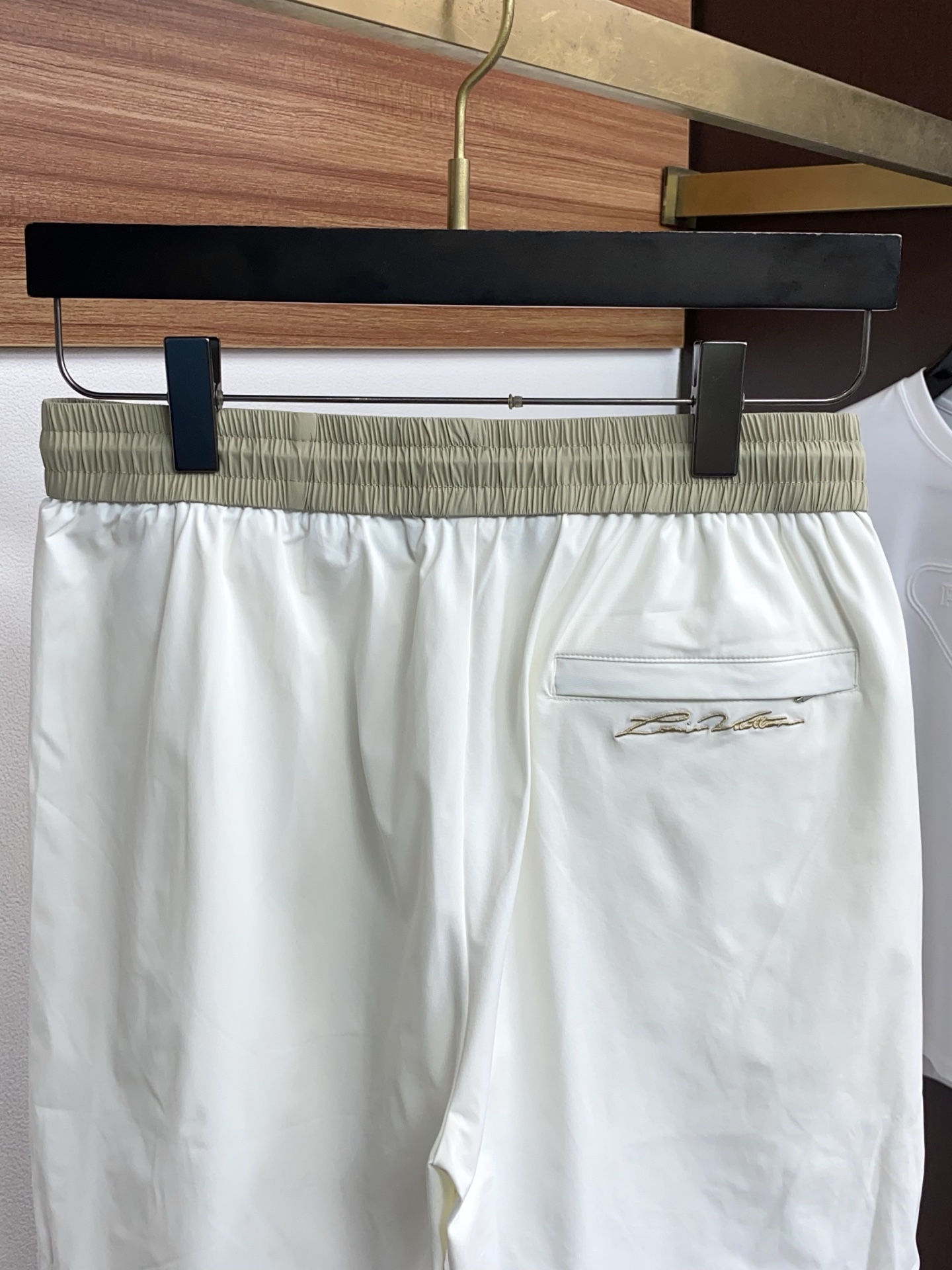 1v 路易威登 春夏新款休闲短裤 品牌经典系列 速干面料 舒适度极好，手触感强烈。原版品牌logo 辨识