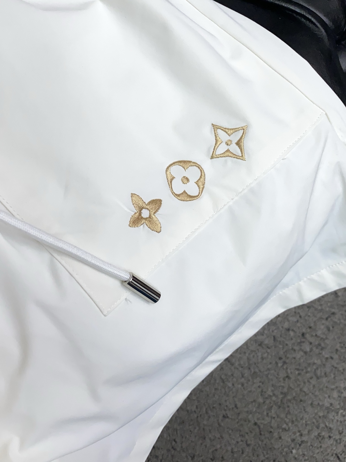 1v 路易威登 春夏新款休闲短裤 品牌经典系列 速干面料 舒适度极好，手触感强烈。原版品牌logo 辨识