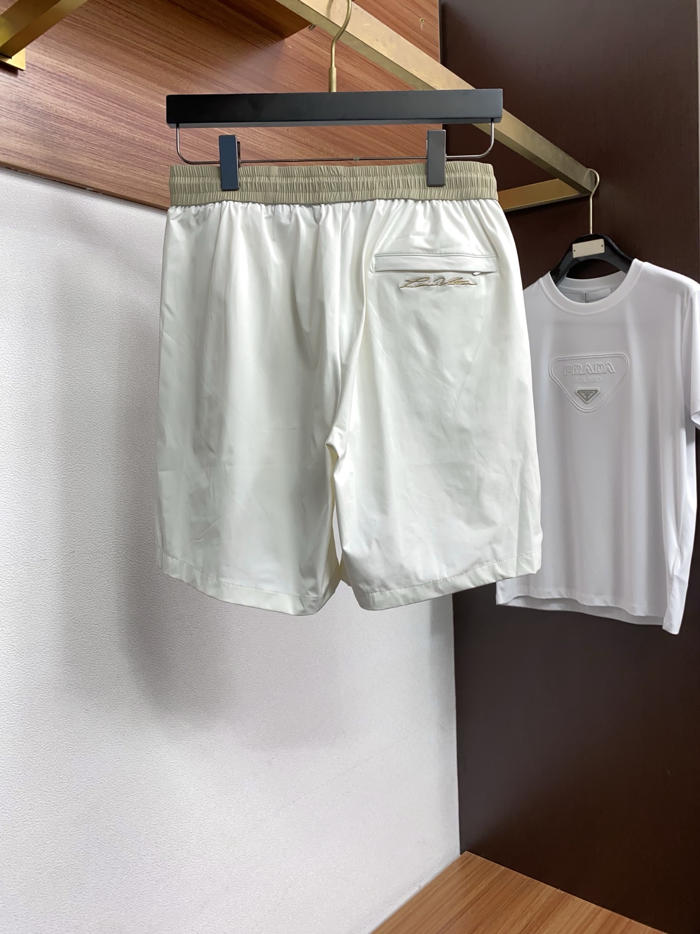 1v 路易威登 春夏新款休闲短裤 品牌经典系列 速干面料 舒适度极好，手触感强烈。原版品牌logo 辨识