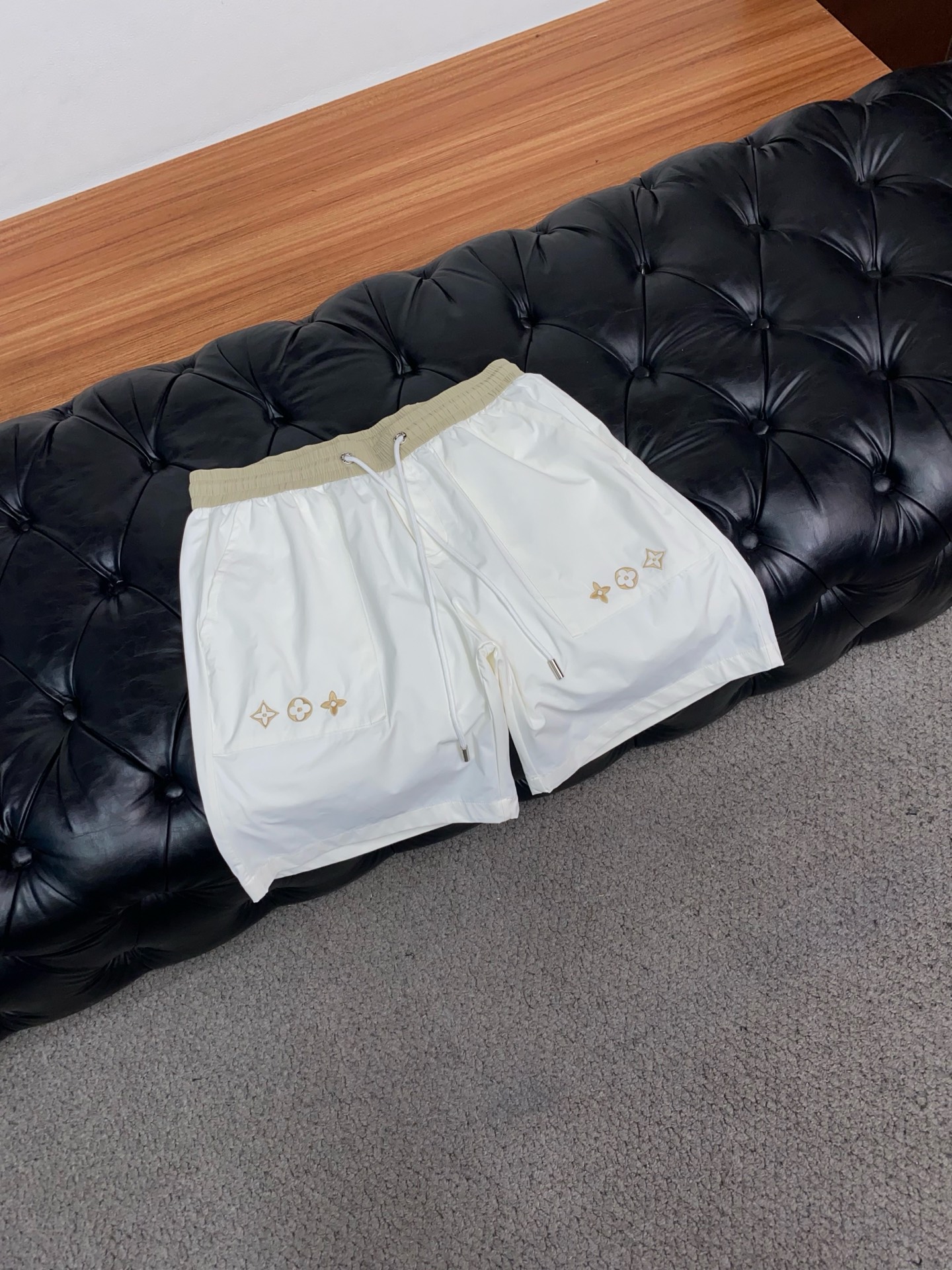 1v 路易威登 春夏新款休闲短裤 品牌经典系列 速干面料 舒适度极好，手触感强烈。原版品牌logo 辨识