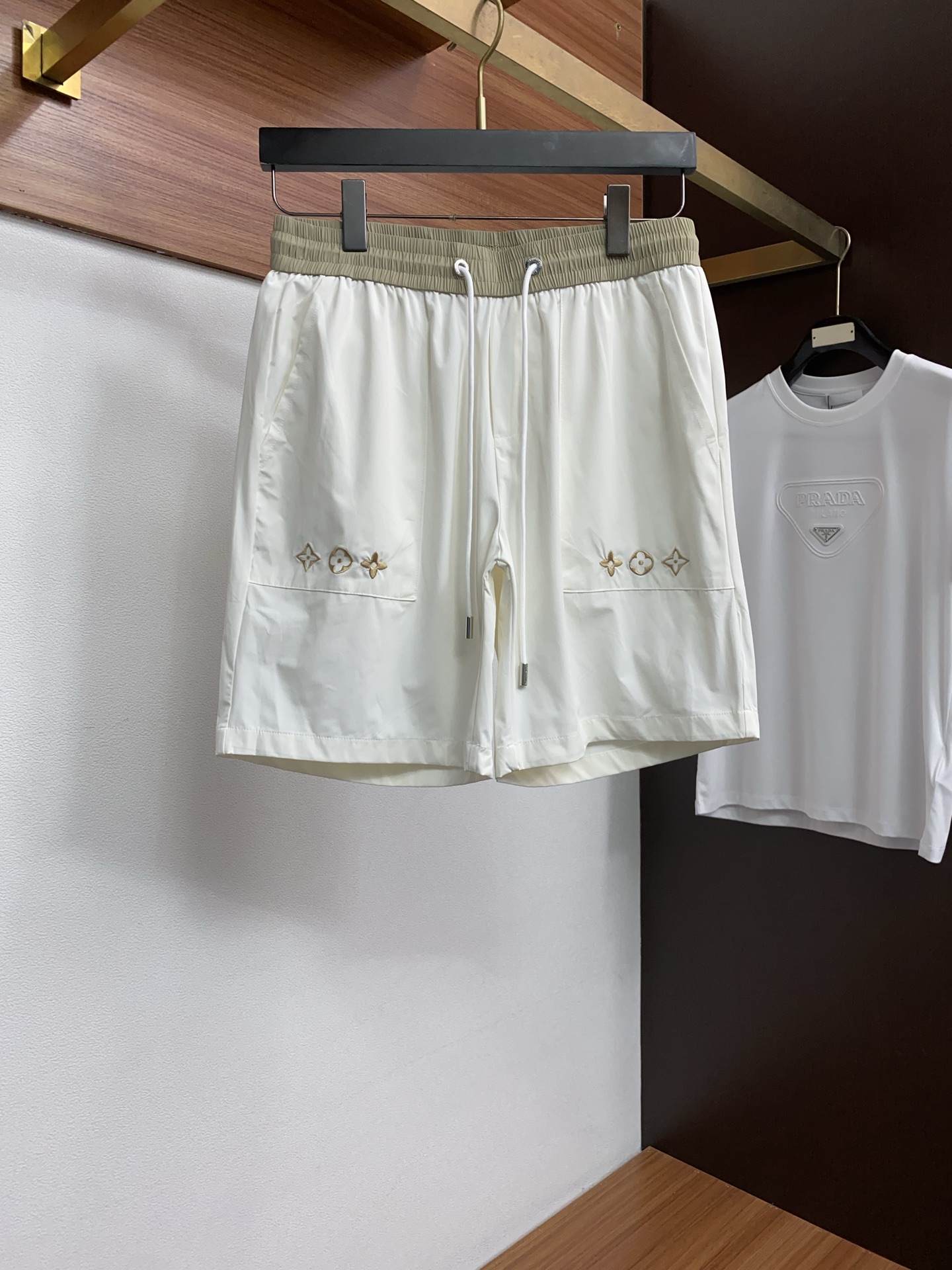 1v 路易威登 春夏新款休闲短裤 品牌经典系列 速干面料 舒适度极好，手触感强烈。原版品牌logo 辨识