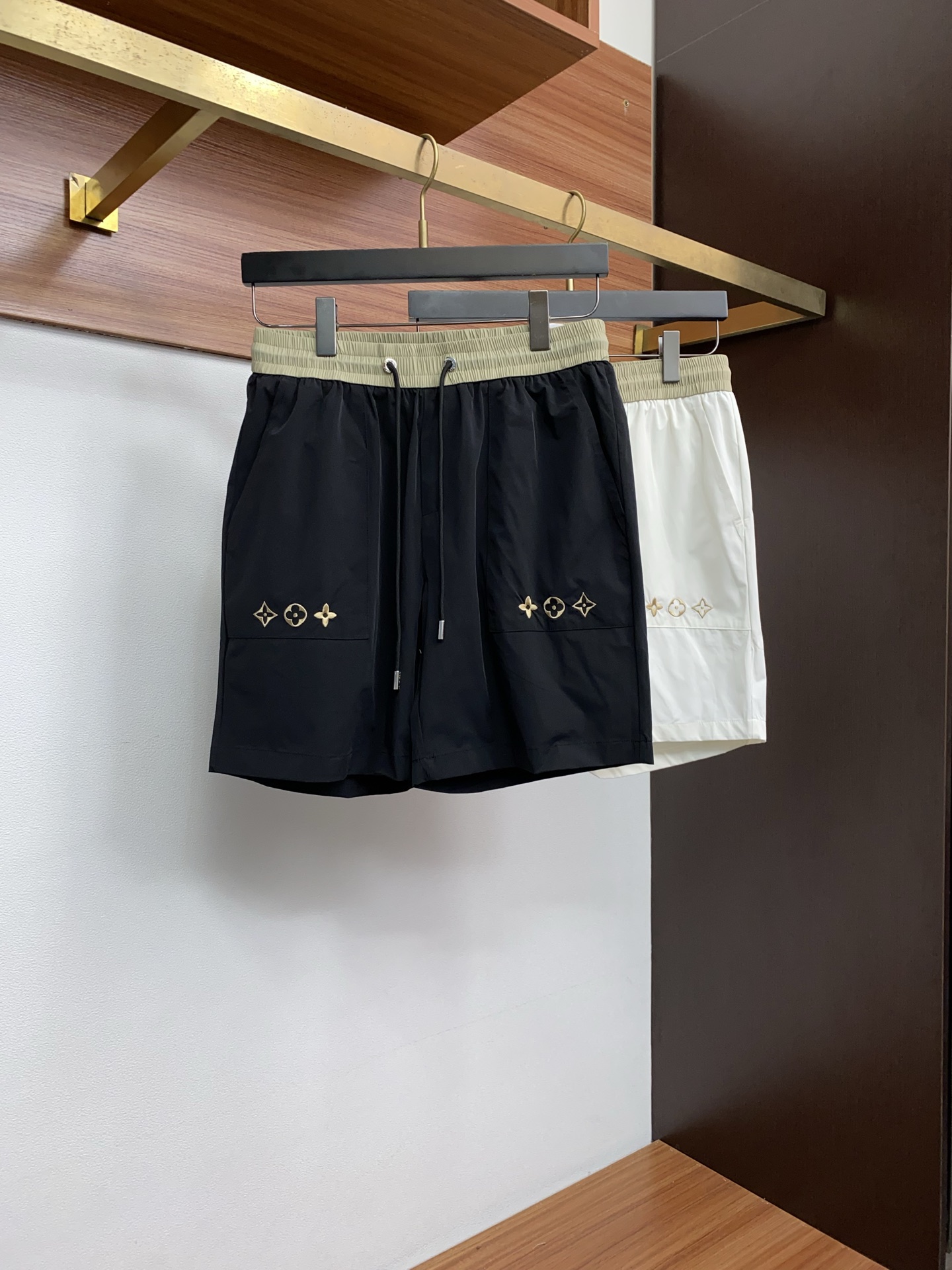 1v 路易威登 春夏新款休闲短裤 品牌经典系列 速干面料 舒适度极好，手触感强烈。原版品牌logo 辨识