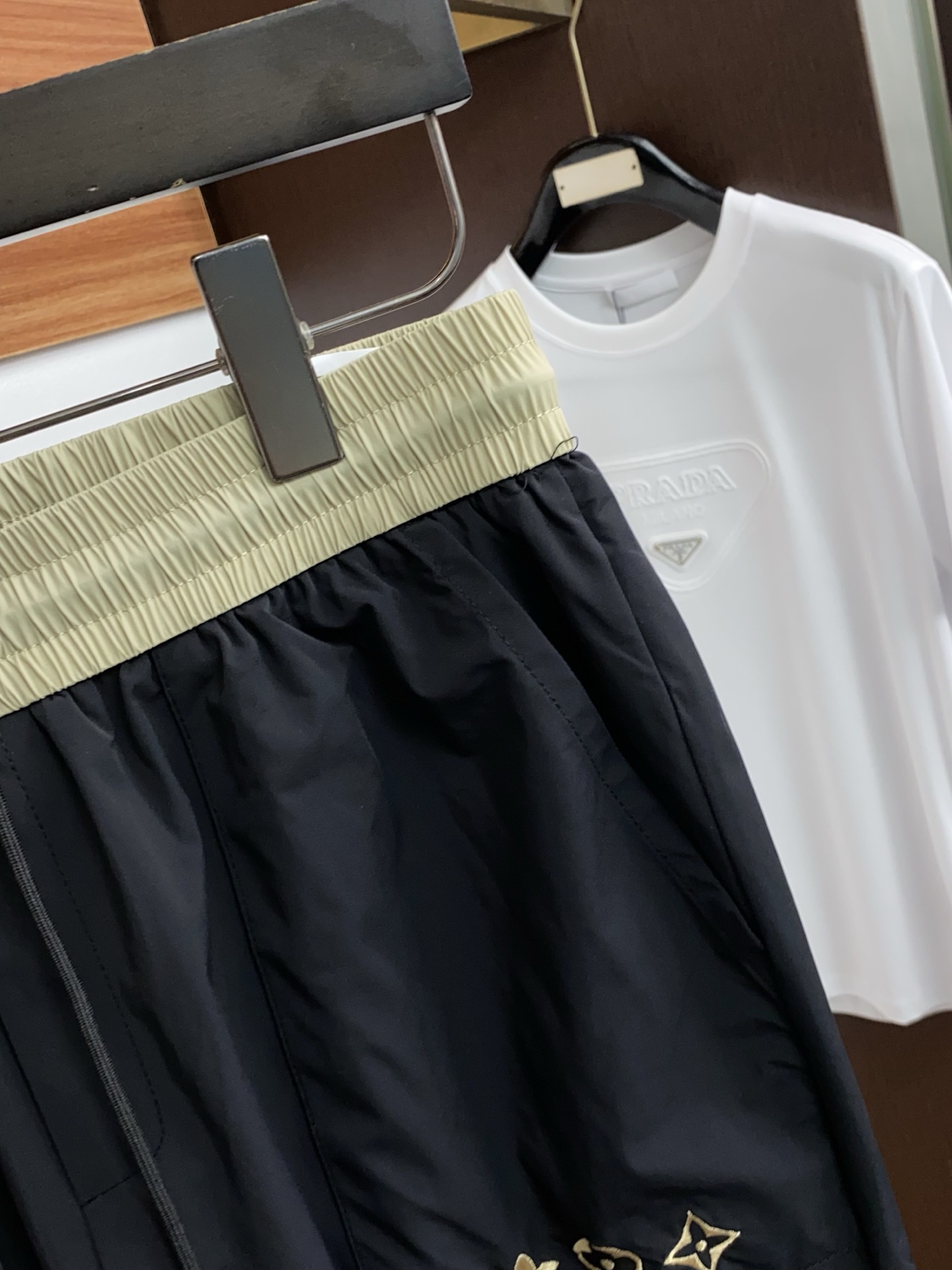 1v 路易威登 春夏新款休闲短裤 品牌经典系列 速干面料 舒适度极好，手触感强烈。原版品牌logo 辨识