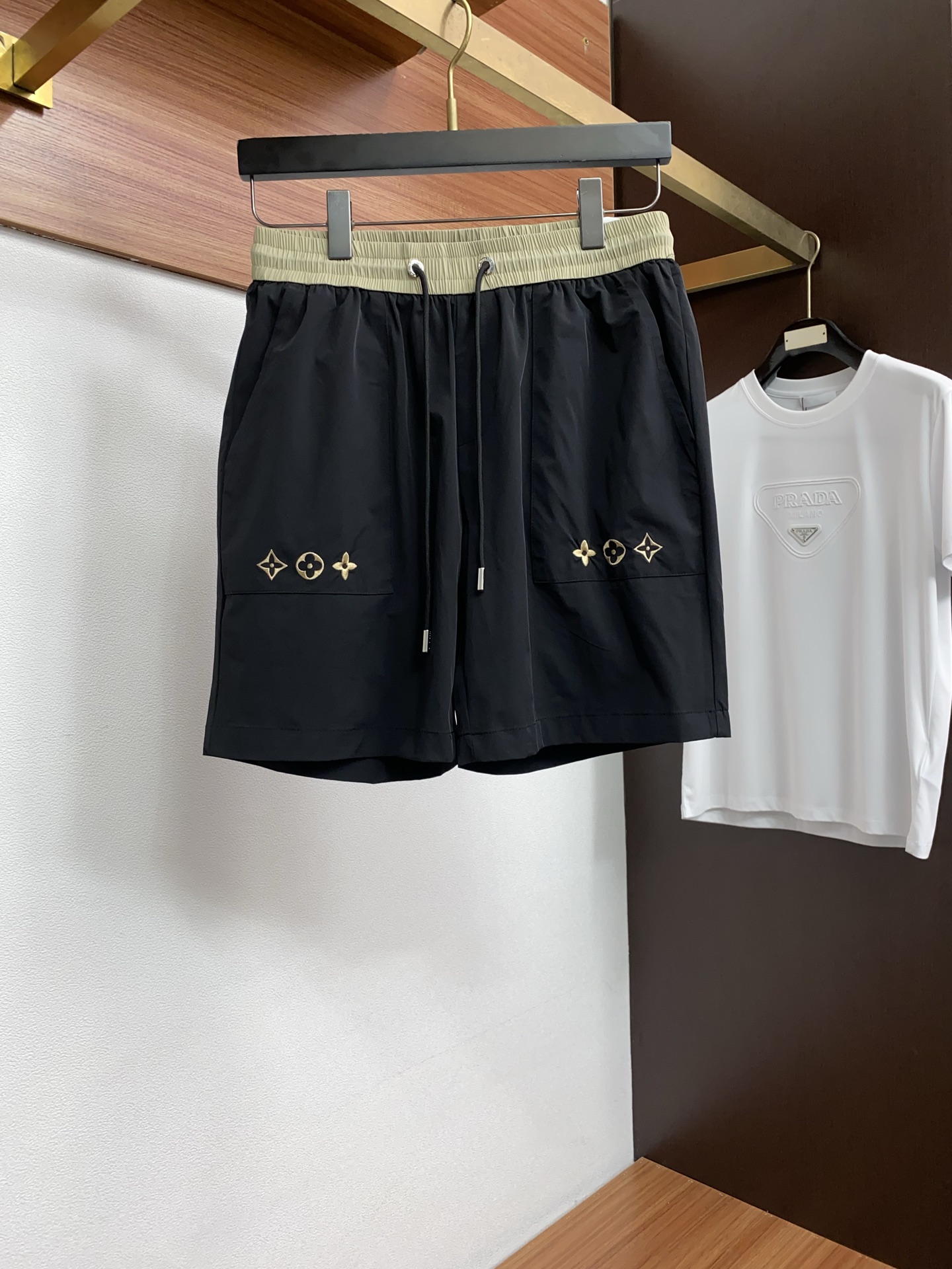 1v 路易威登 春夏新款休闲短裤 品牌经典系列 速干面料 舒适度极好，手触感强烈。原版品牌logo 辨识