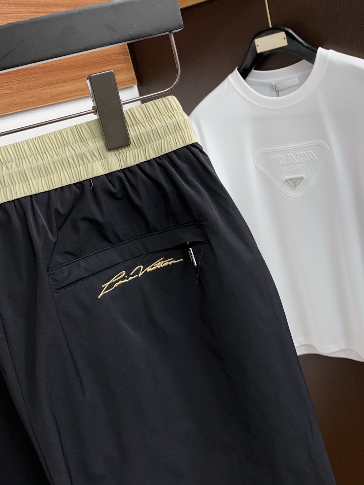 1v 路易威登 春夏新款休闲短裤 品牌经典系列 速干面料 舒适度极好，手触感强烈。原版品牌logo 辨识