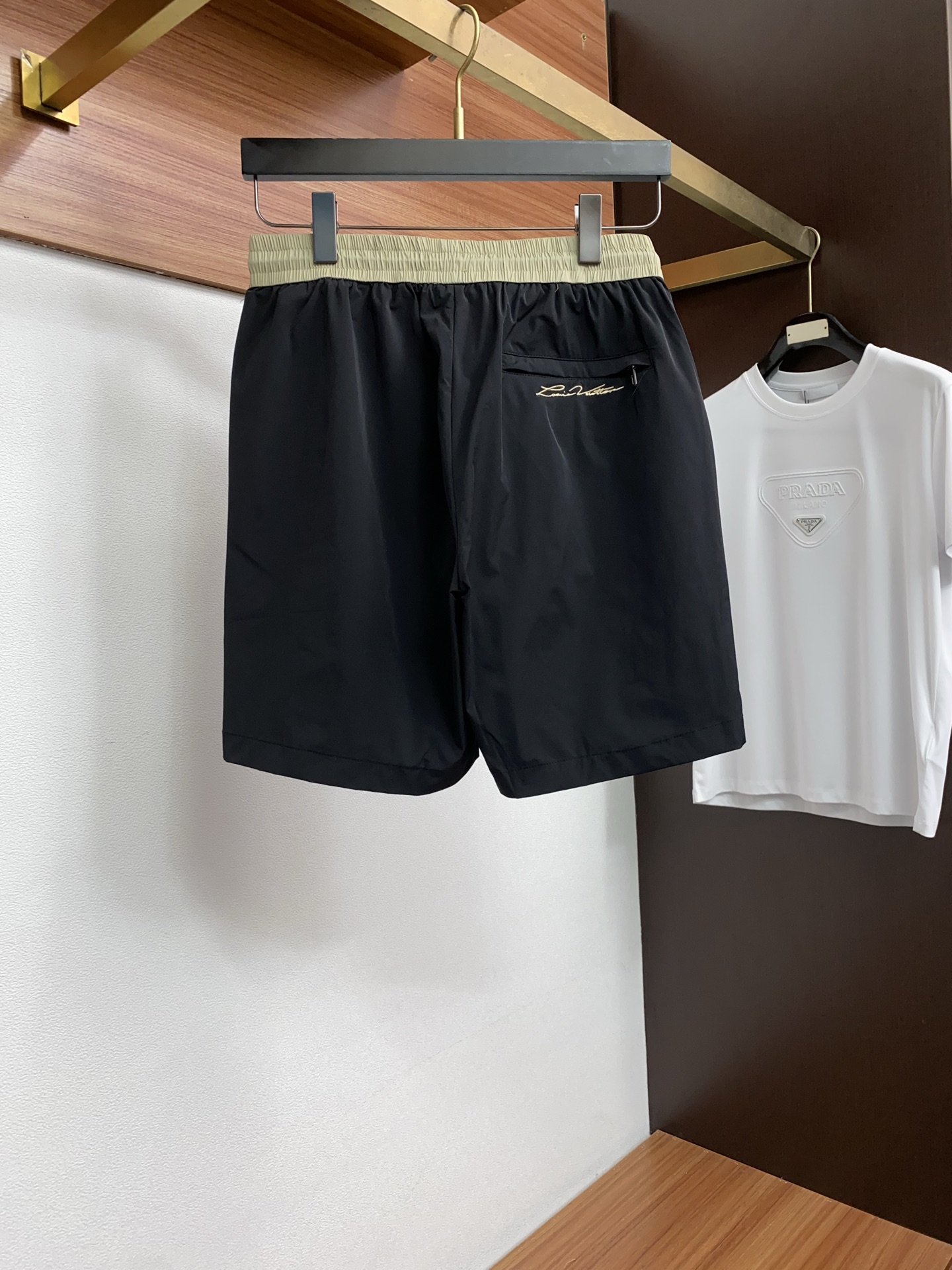 1v 路易威登 春夏新款休闲短裤 品牌经典系列 速干面料 舒适度极好，手触感强烈。原版品牌logo 辨识