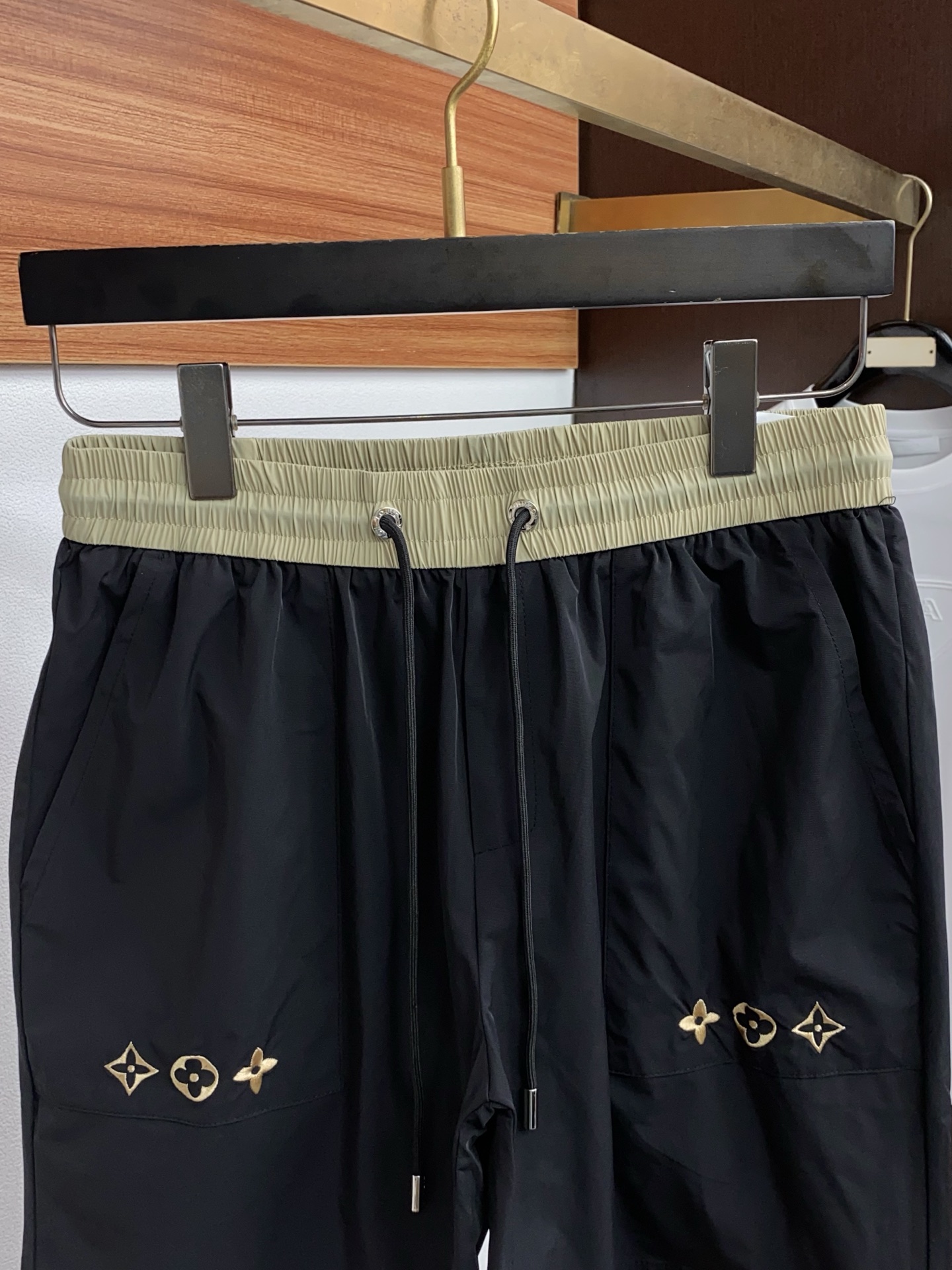 1v 路易威登 春夏新款休闲短裤 品牌经典系列 速干面料 舒适度极好，手触感强烈。原版品牌logo 辨识