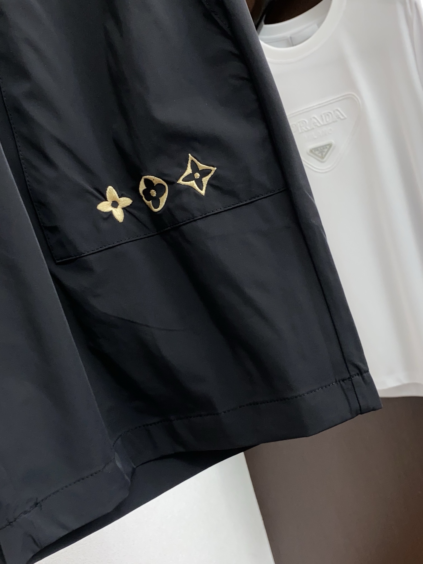 1v 路易威登 春夏新款休闲短裤 品牌经典系列 速干面料 舒适度极好，手触感强烈。原版品牌logo 辨识