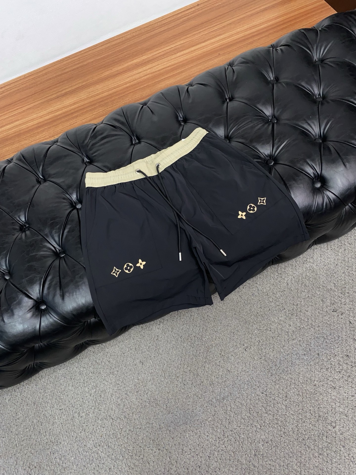 1v 路易威登 春夏新款休闲短裤 品牌经典系列 速干面料 舒适度极好，手触感强烈。原版品牌logo 辨识