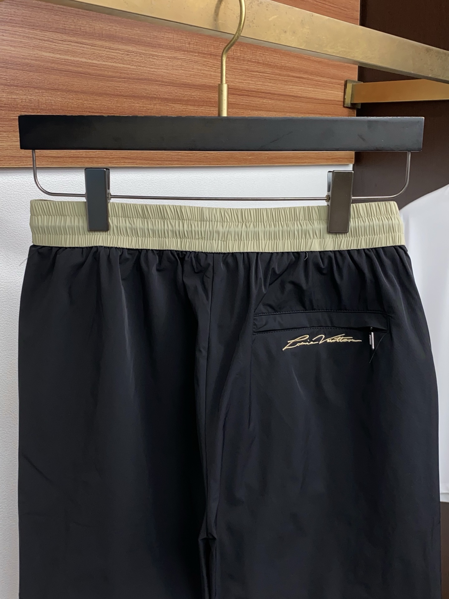 1v 路易威登 春夏新款休闲短裤 品牌经典系列 速干面料 舒适度极好，手触感强烈。原版品牌logo 辨识