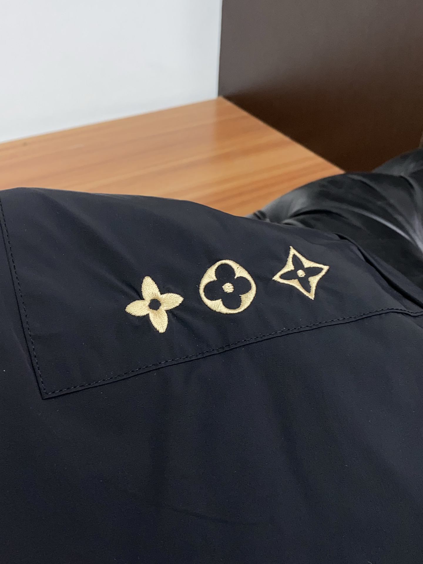 1v 路易威登 春夏新款休闲短裤 品牌经典系列 速干面料 舒适度极好，手触感强烈。原版品牌logo 辨识