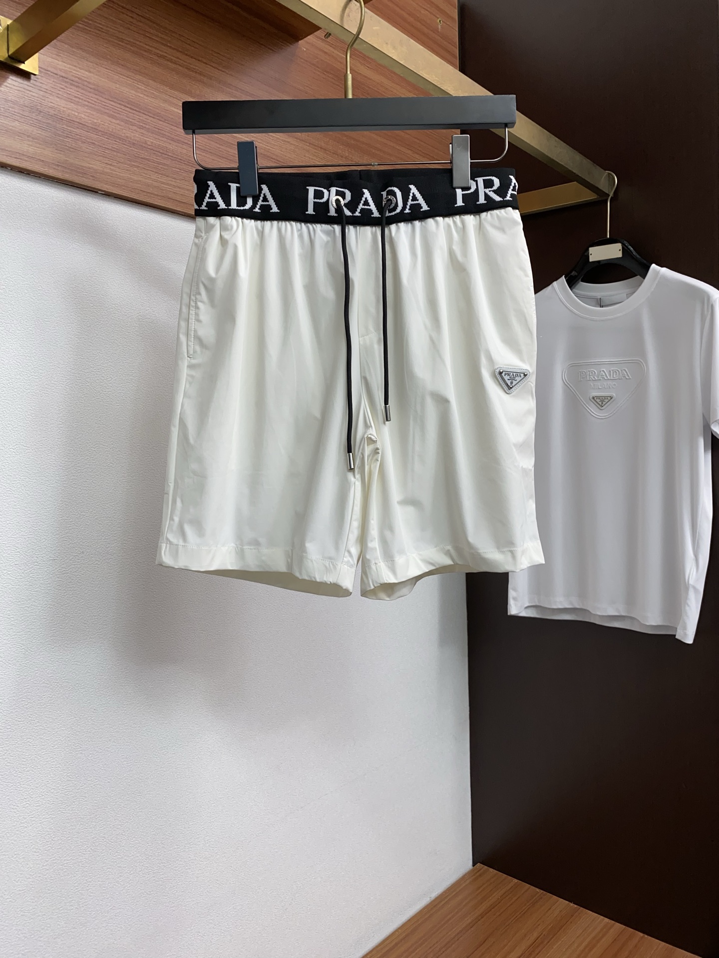 普拉达 春夏新款休闲短裤 品牌经典系列 速干面料 舒适度极好，手触感强烈。原版品牌logo 辨识度极高 