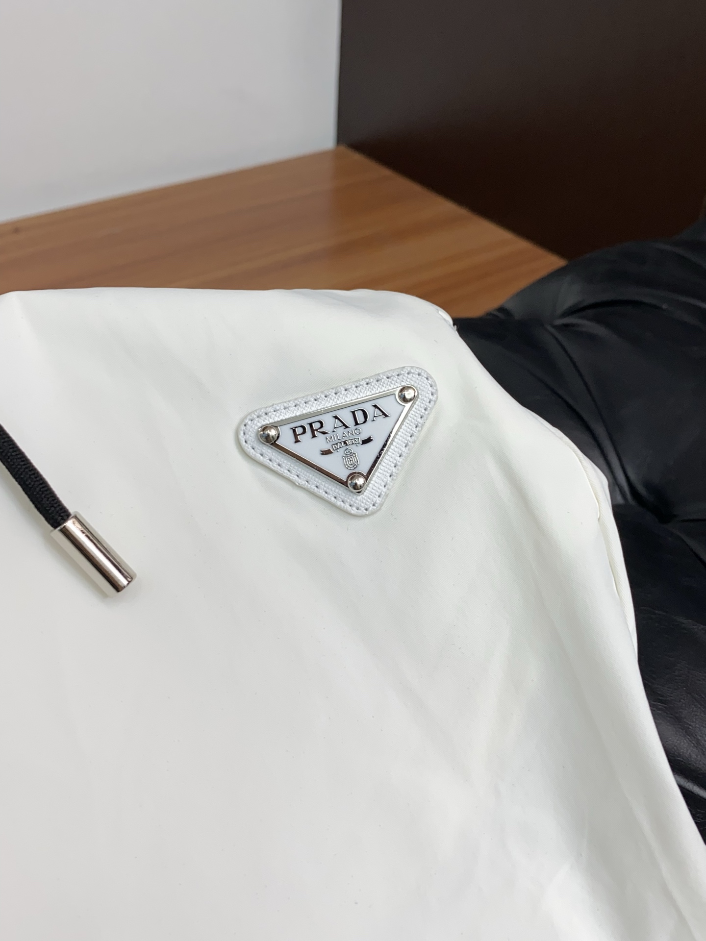 普拉达 春夏新款休闲短裤 品牌经典系列 速干面料 舒适度极好，手触感强烈。原版品牌logo 辨识度极高 