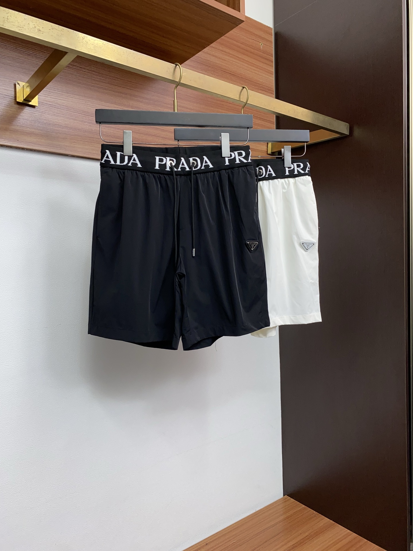 普拉达 春夏新款休闲短裤 品牌经典系列 速干面料 舒适度极好，手触感强烈。原版品牌logo 辨识度极高 