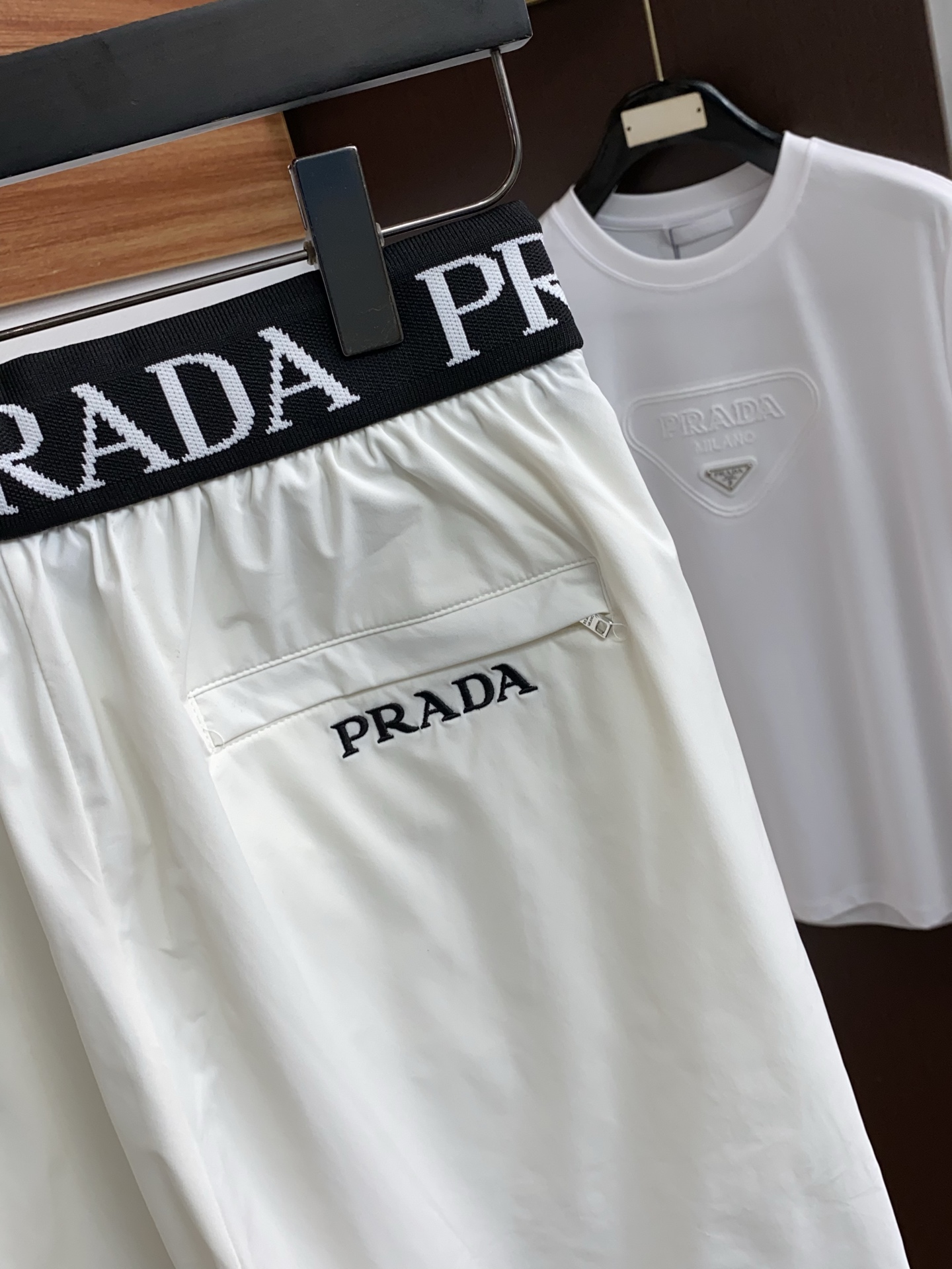 普拉达 春夏新款休闲短裤 品牌经典系列 速干面料 舒适度极好，手触感强烈。原版品牌logo 辨识度极高 