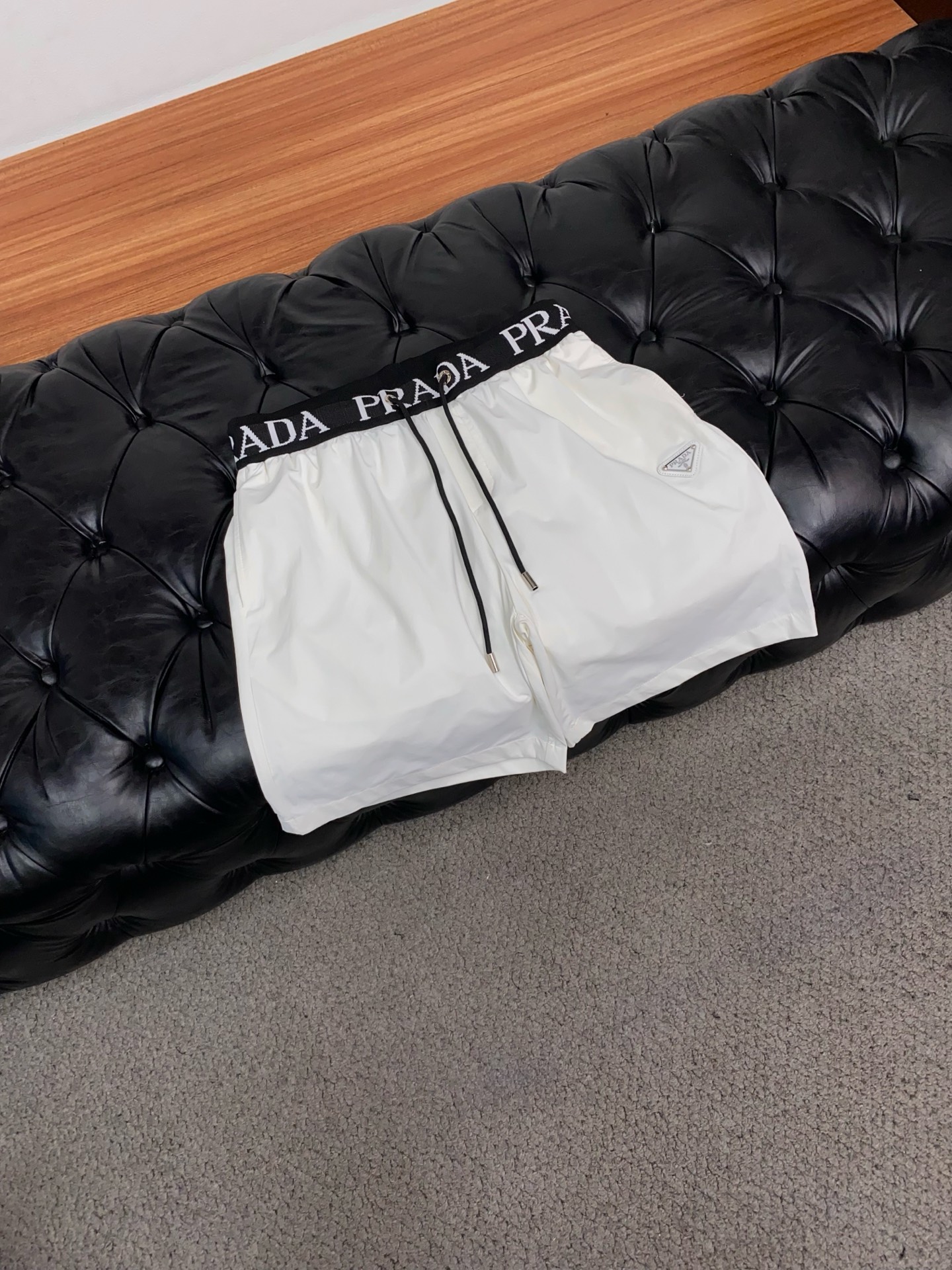 普拉达 春夏新款休闲短裤 品牌经典系列 速干面料 舒适度极好，手触感强烈。原版品牌logo 辨识度极高 