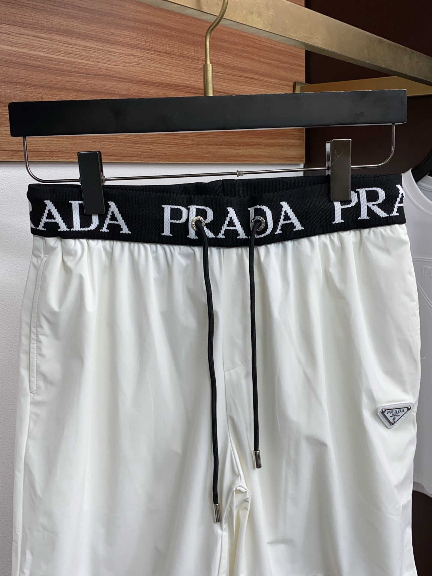 普拉达 春夏新款休闲短裤 品牌经典系列 速干面料 舒适度极好，手触感强烈。原版品牌logo 辨识度极高 