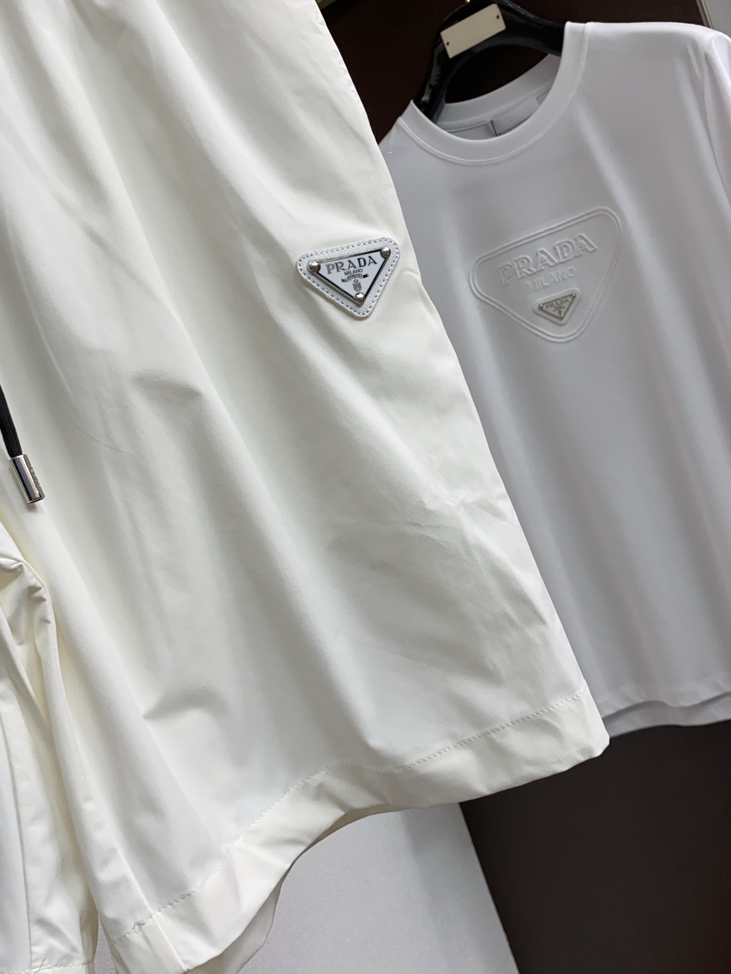 普拉达 春夏新款休闲短裤 品牌经典系列 速干面料 舒适度极好，手触感强烈。原版品牌logo 辨识度极高 