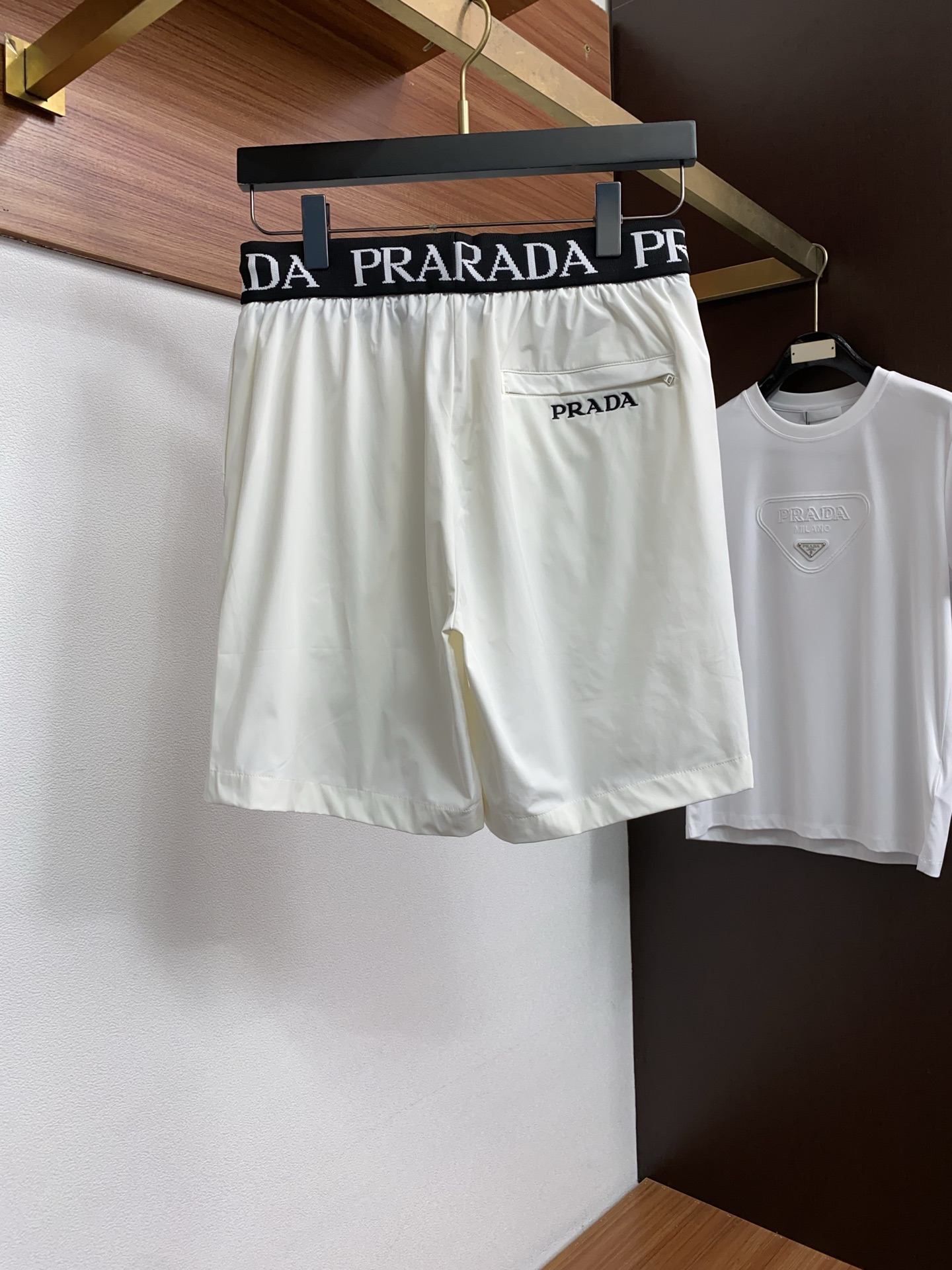 普拉达 春夏新款休闲短裤 品牌经典系列 速干面料 舒适度极好，手触感强烈。原版品牌logo 辨识度极高 