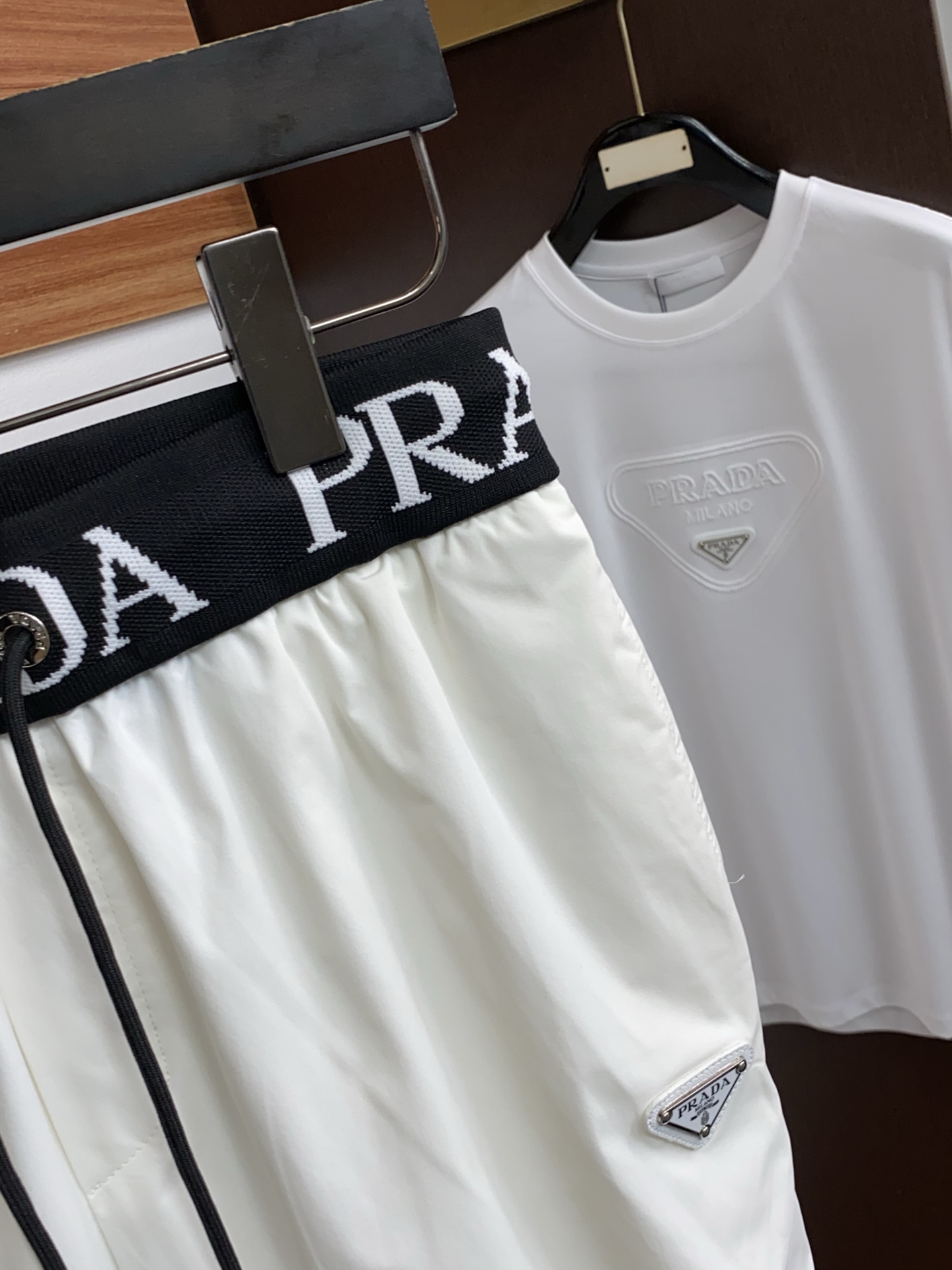 普拉达 春夏新款休闲短裤 品牌经典系列 速干面料 舒适度极好，手触感强烈。原版品牌logo 辨识度极高 