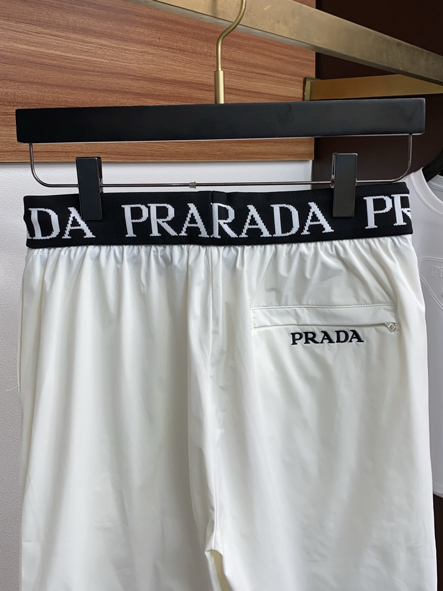 普拉达 春夏新款休闲短裤 品牌经典系列 速干面料 舒适度极好，手触感强烈。原版品牌logo 辨识度极高 