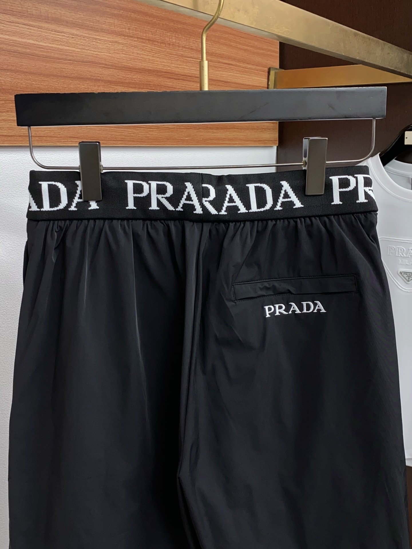 普拉达 春夏新款休闲短裤 品牌经典系列 速干面料 舒适度极好，手触感强烈。原版品牌logo 辨识度极高 