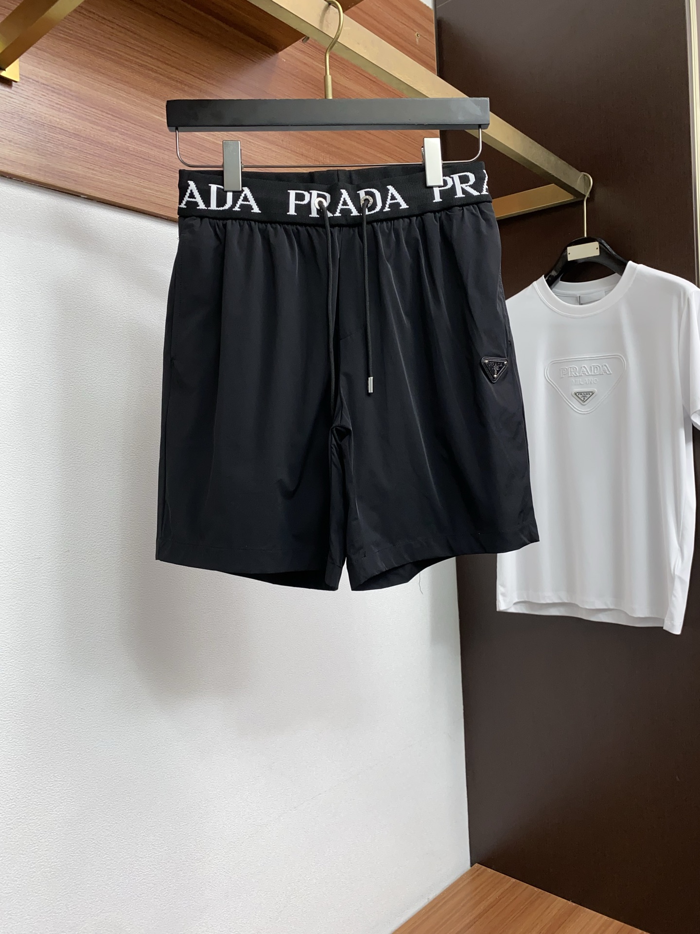 普拉达 春夏新款休闲短裤 品牌经典系列 速干面料 舒适度极好，手触感强烈。原版品牌logo 辨识度极高 
