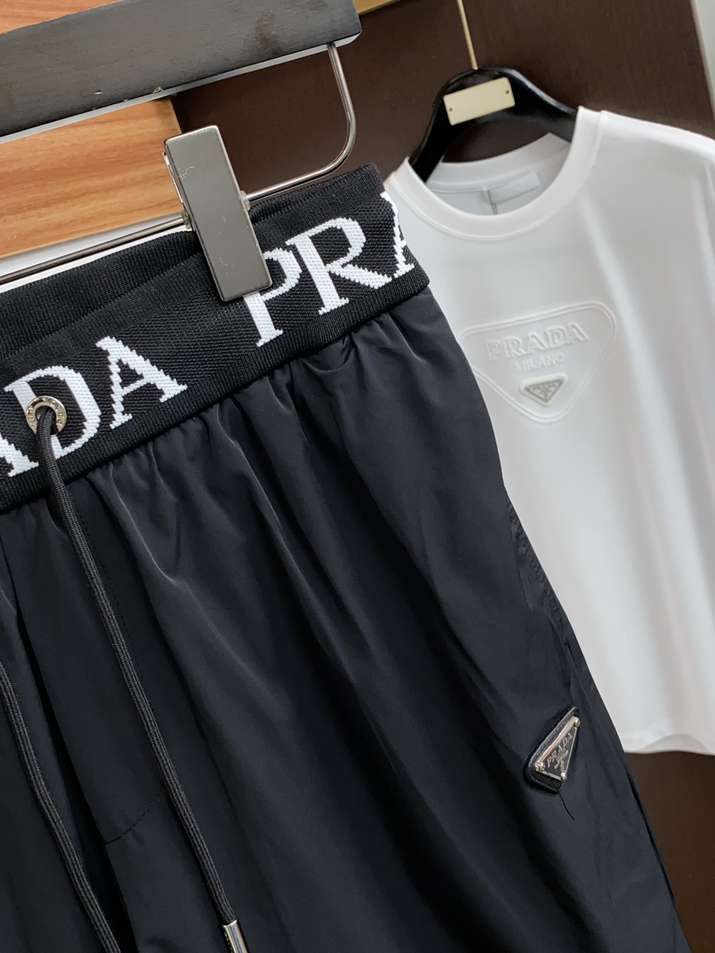 普拉达 春夏新款休闲短裤 品牌经典系列 速干面料 舒适度极好，手触感强烈。原版品牌logo 辨识度极高 