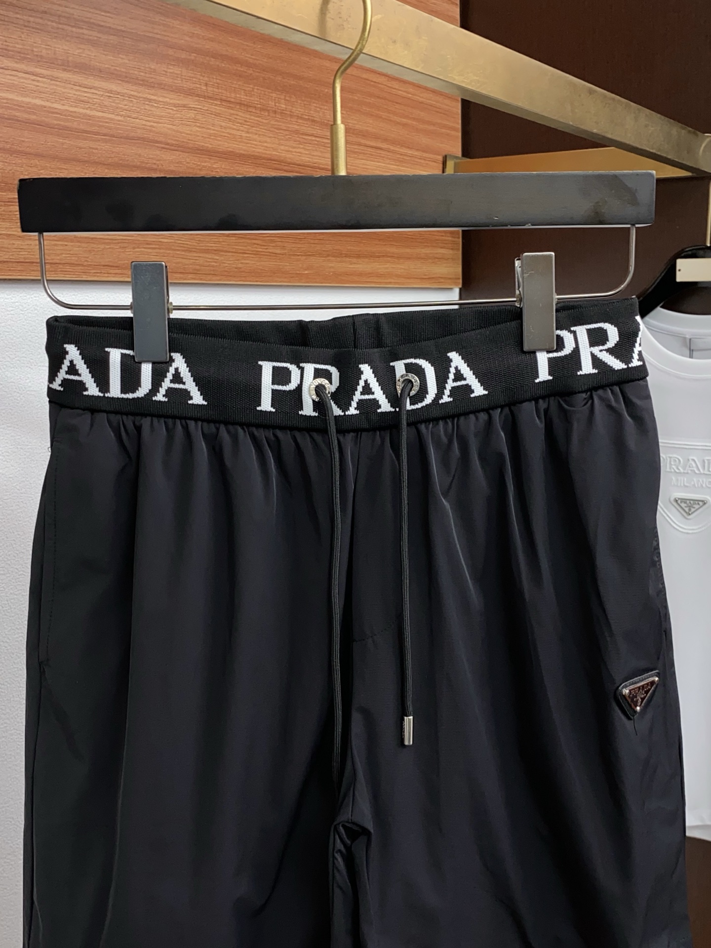 普拉达 春夏新款休闲短裤 品牌经典系列 速干面料 舒适度极好，手触感强烈。原版品牌logo 辨识度极高 