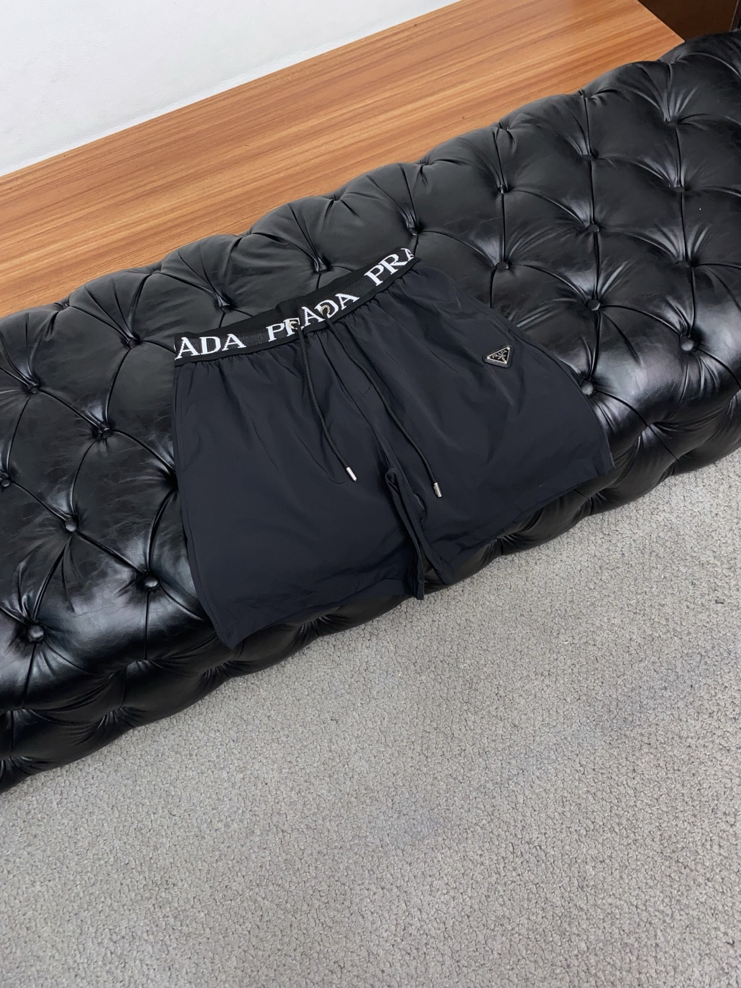 普拉达 春夏新款休闲短裤 品牌经典系列 速干面料 舒适度极好，手触感强烈。原版品牌logo 辨识度极高 