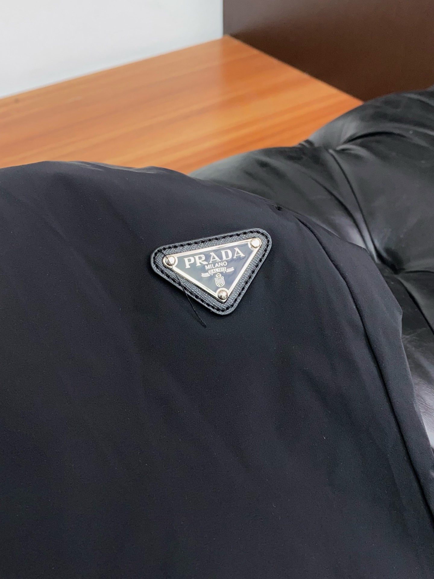 普拉达 春夏新款休闲短裤 品牌经典系列 速干面料 舒适度极好，手触感强烈。原版品牌logo 辨识度极高 