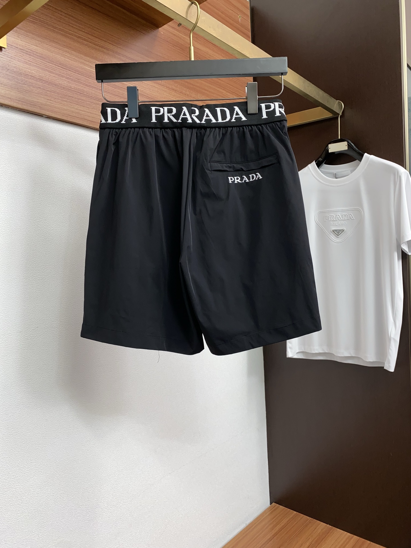 普拉达 春夏新款休闲短裤 品牌经典系列 速干面料 舒适度极好，手触感强烈。原版品牌logo 辨识度极高 