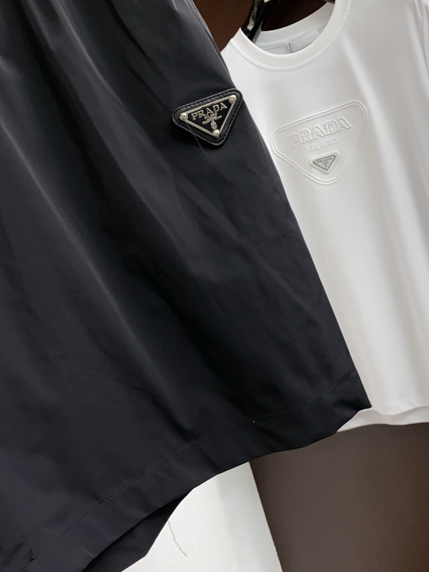 普拉达 春夏新款休闲短裤 品牌经典系列 速干面料 舒适度极好，手触感强烈。原版品牌logo 辨识度极高 