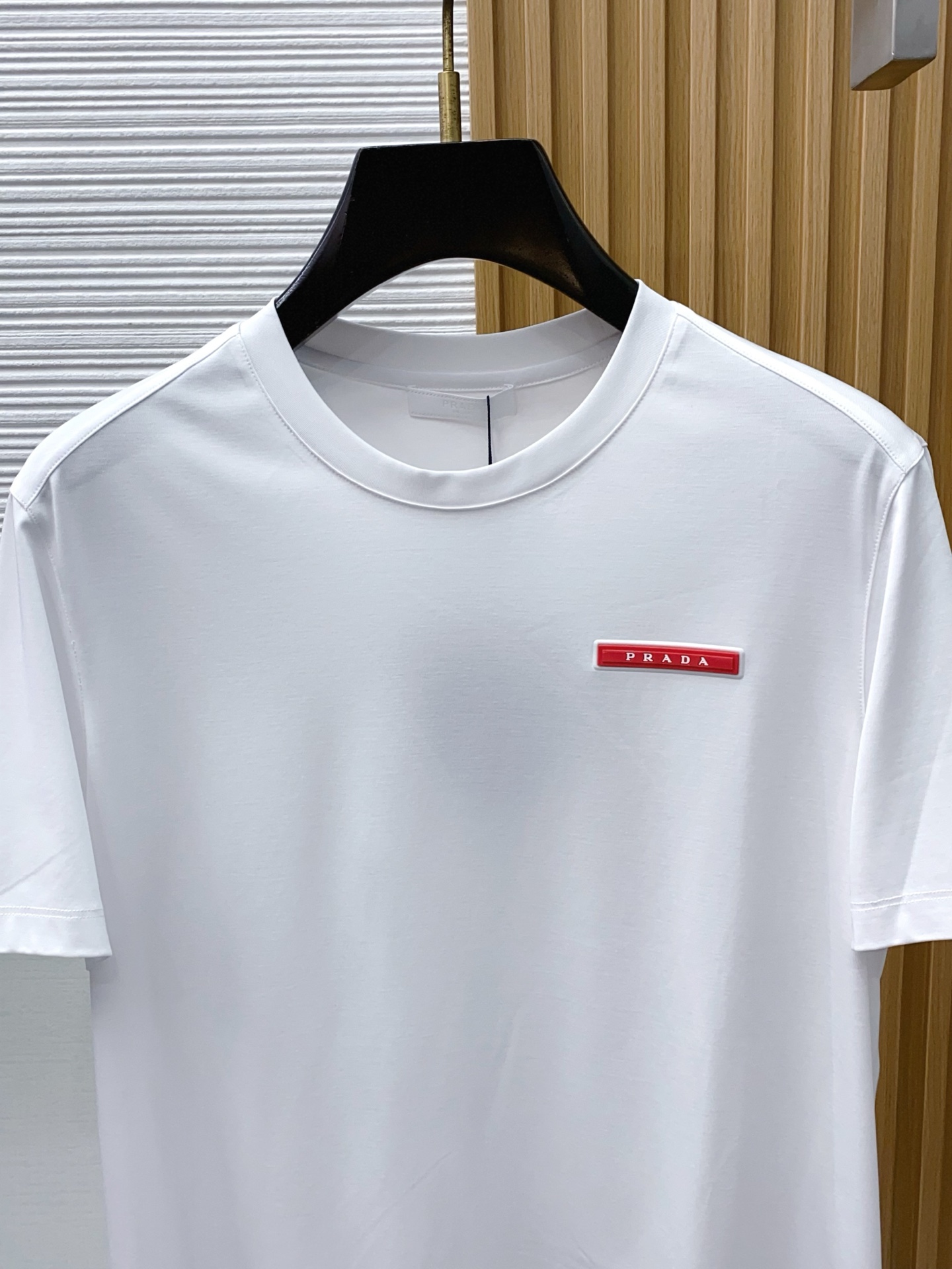 普拉达 2026春夏新款首发专柜最新款圆领短袖 高端订制 设计前卫时尚！品牌logo重工艺设计 高端定制