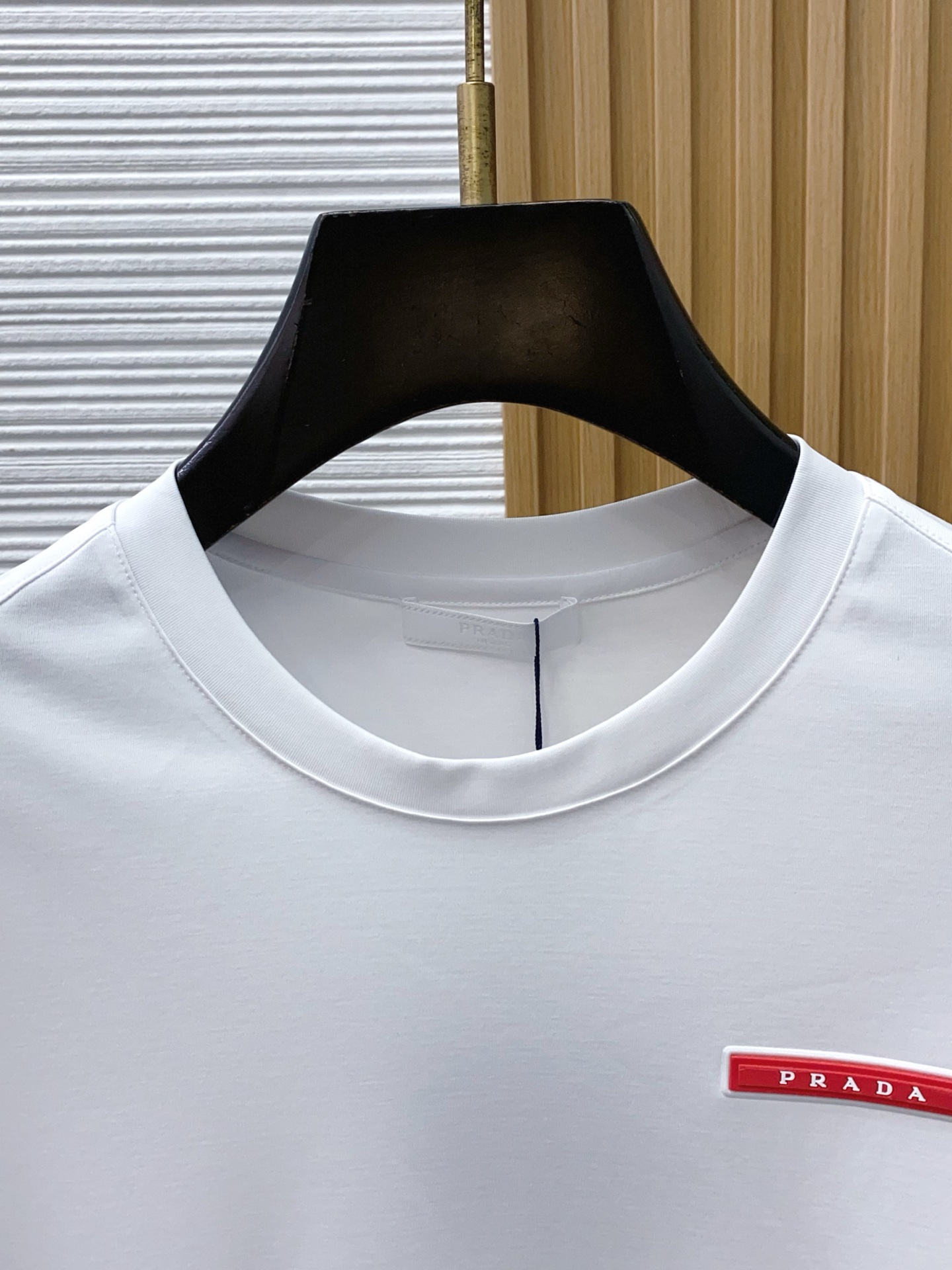 普拉达 2026春夏新款首发专柜最新款圆领短袖 高端订制 设计前卫时尚！品牌logo重工艺设计 高端定制