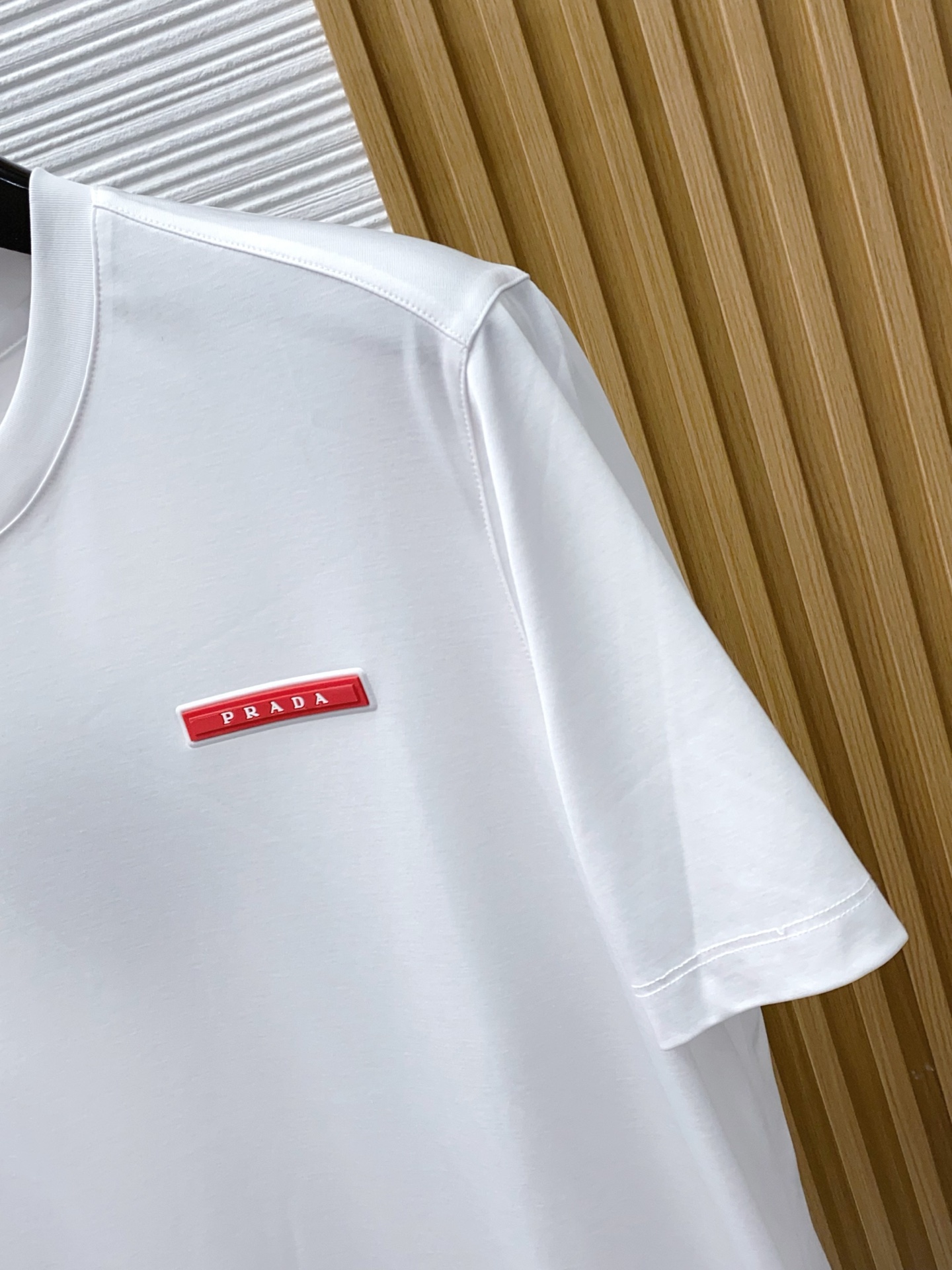 普拉达 2026春夏新款首发专柜最新款圆领短袖 高端订制 设计前卫时尚！品牌logo重工艺设计 高端定制