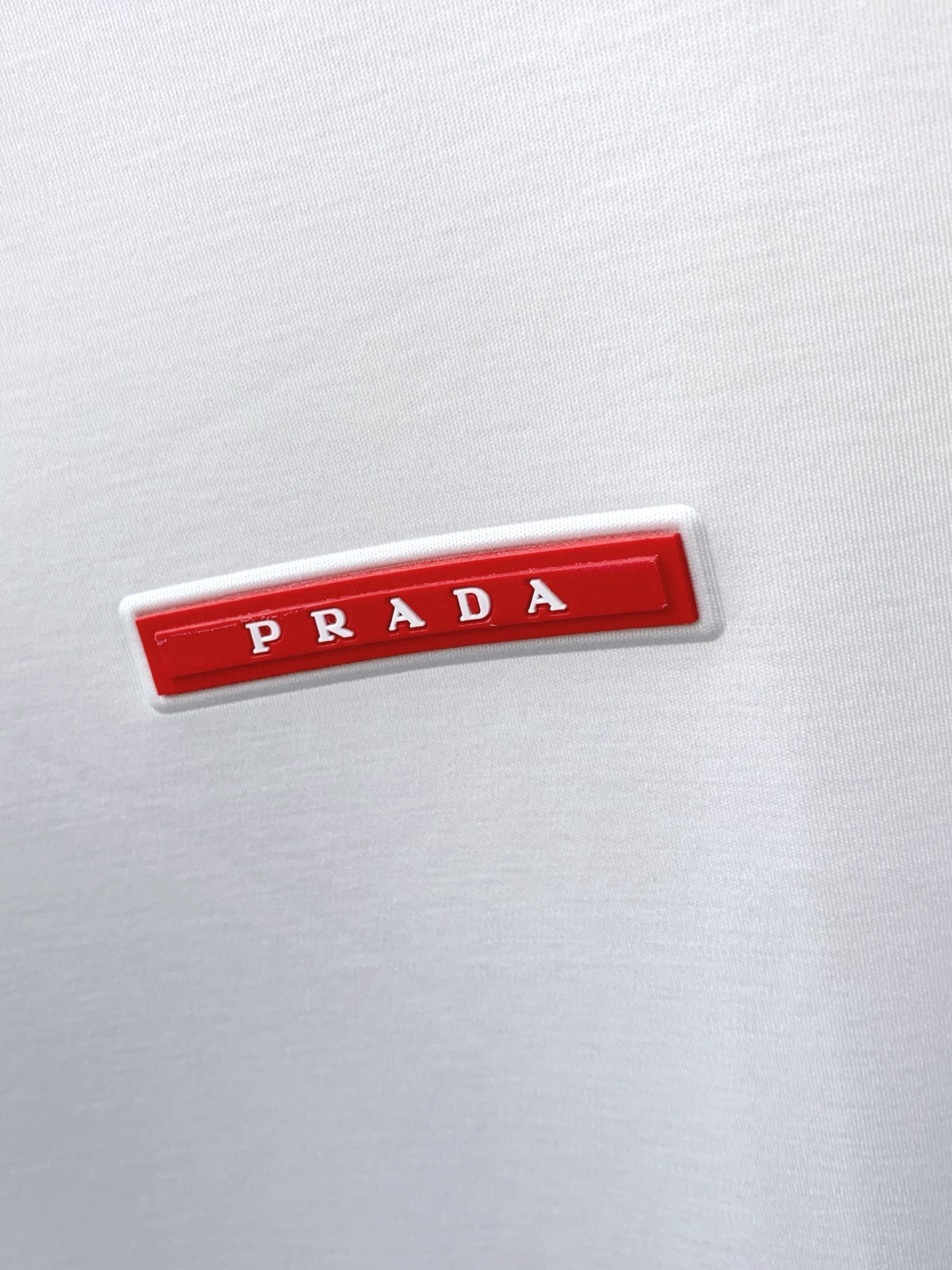普拉达 2026春夏新款首发专柜最新款圆领短袖 高端订制 设计前卫时尚！品牌logo重工艺设计 高端定制