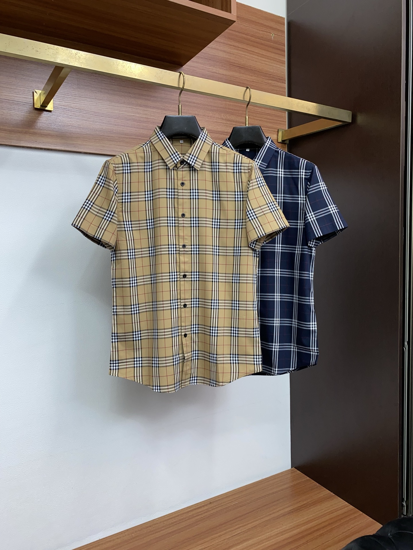 巴宝莉 2026 男士天丝棉衬衫，商务休闲修身款短袖衬衫 宜商务 宜休闲！限量新款，都市商务气质款！ 衬