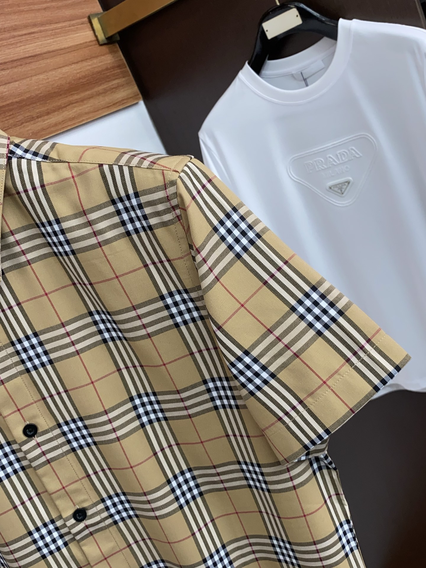 巴宝莉 2026 男士天丝棉衬衫，商务休闲修身款短袖衬衫 宜商务 宜休闲！限量新款，都市商务气质款！ 衬