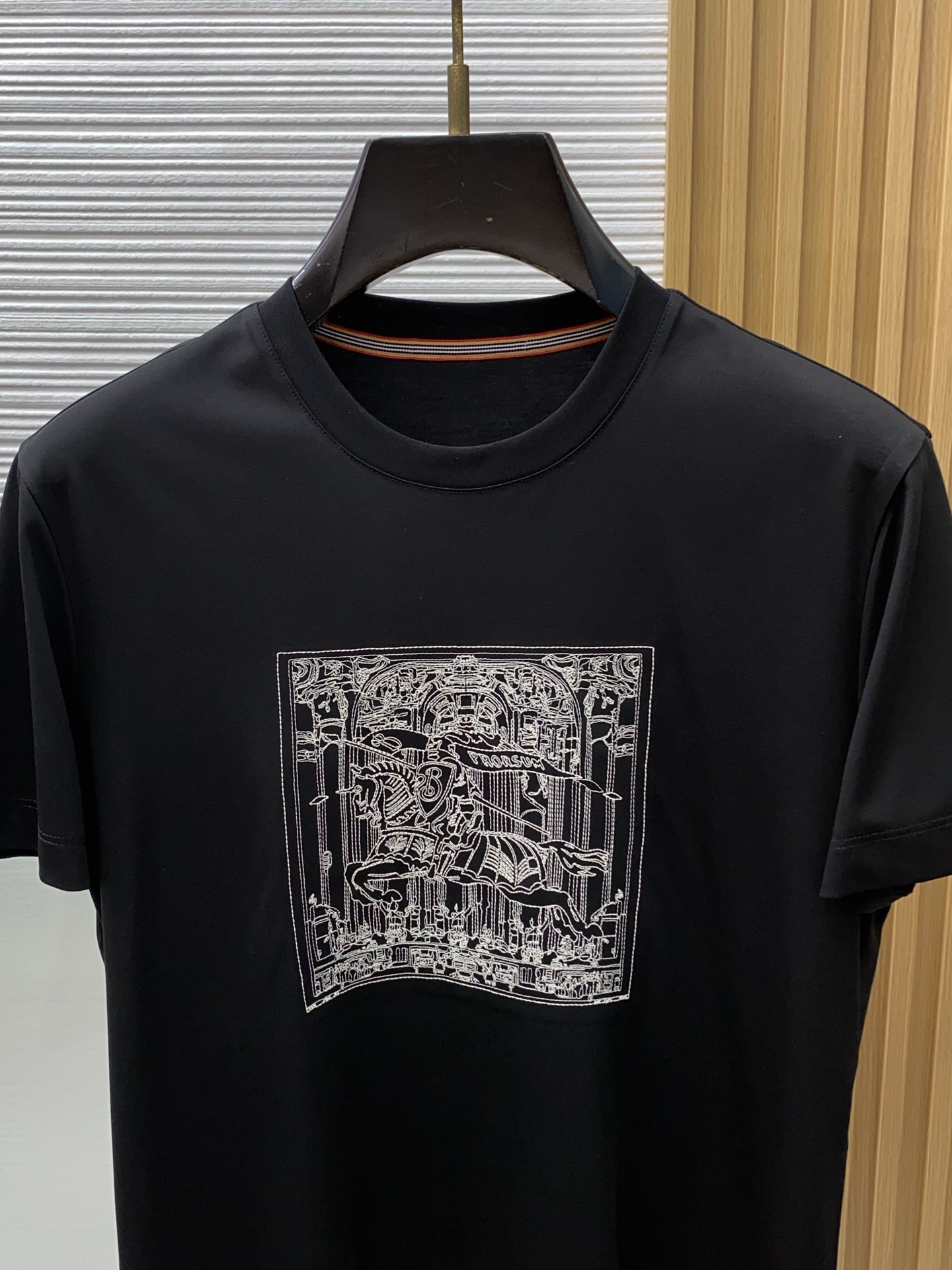 巴宝莉 2026春夏新款首发专柜最新款圆领短袖 高端订制 设计前卫时尚！品牌logo重工艺设计 高端定制