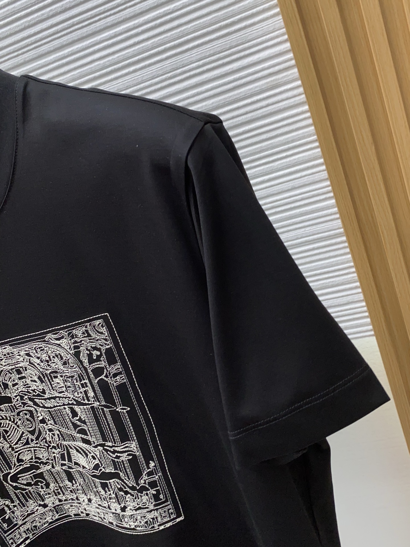 巴宝莉 2026春夏新款首发专柜最新款圆领短袖 高端订制 设计前卫时尚！品牌logo重工艺设计 高端定制