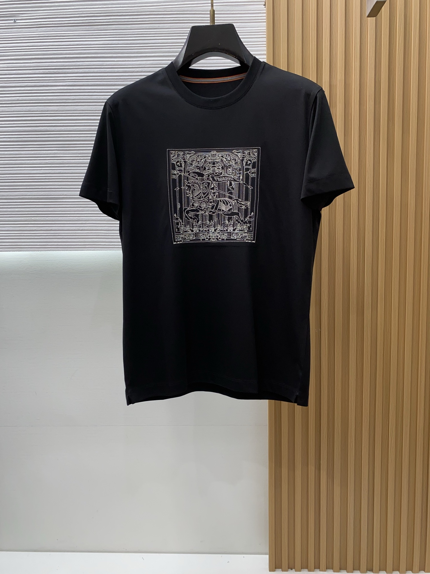 巴宝莉 2026春夏新款首发专柜最新款圆领短袖 高端订制 设计前卫时尚！品牌logo重工艺设计 高端定制