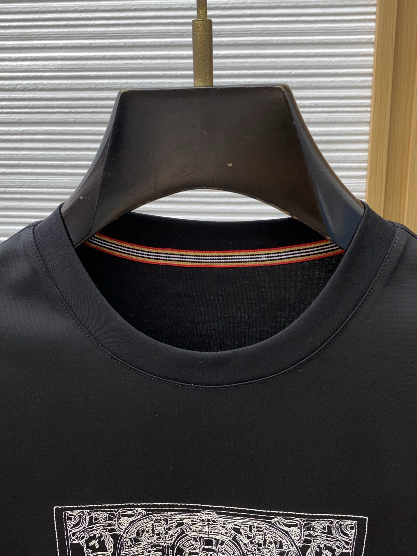 巴宝莉 2026春夏新款首发专柜最新款圆领短袖 高端订制 设计前卫时尚！品牌logo重工艺设计 高端定制