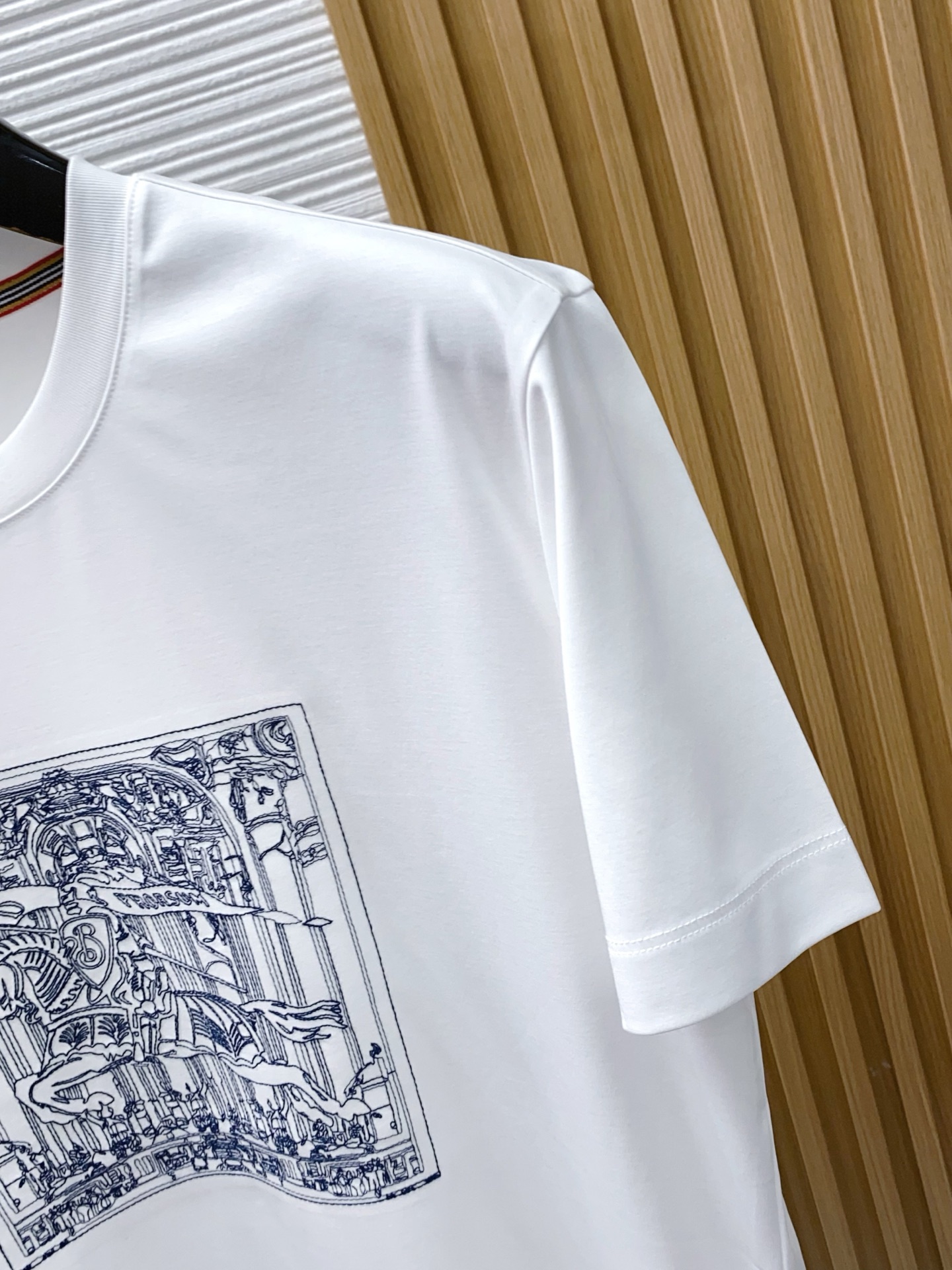 巴宝莉 2026春夏新款首发专柜最新款圆领短袖 高端订制 设计前卫时尚！品牌logo重工艺设计 高端定制