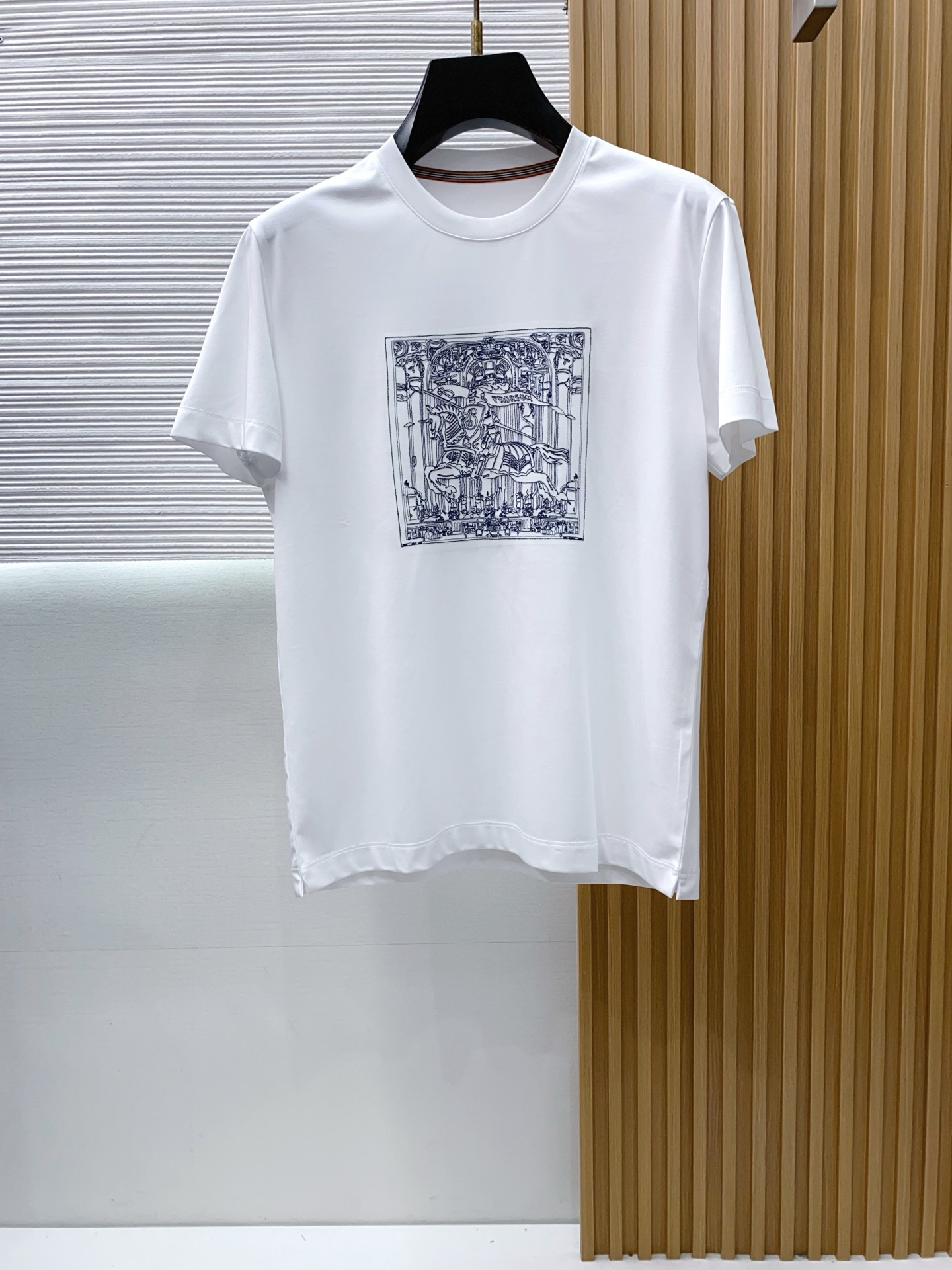 巴宝莉 2026春夏新款首发专柜最新款圆领短袖 高端订制 设计前卫时尚！品牌logo重工艺设计 高端定制