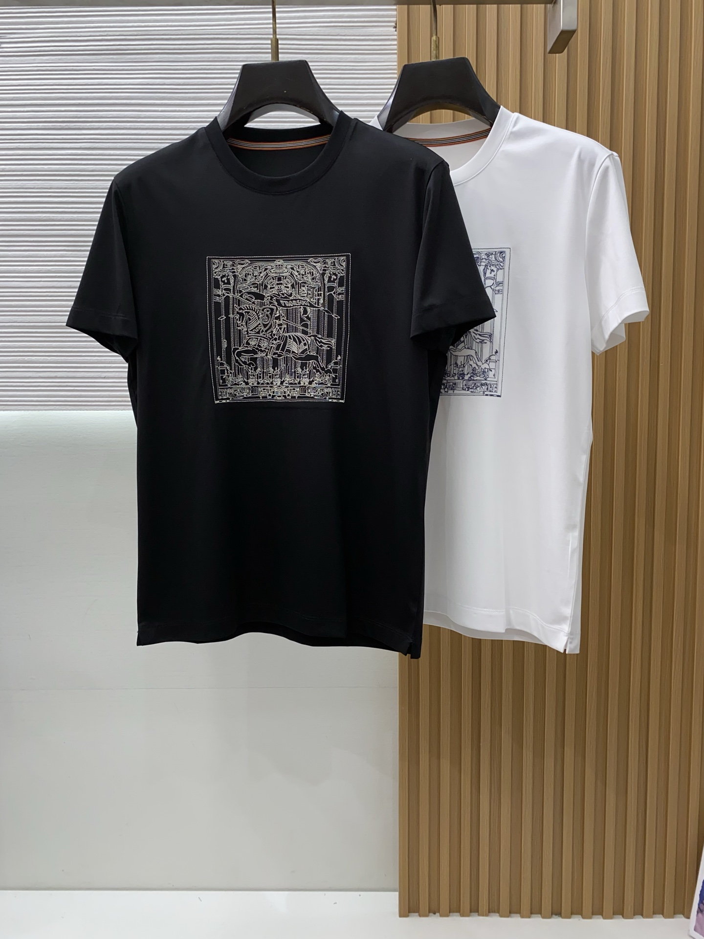 巴宝莉 2026春夏新款首发专柜最新款圆领短袖 高端订制 设计前卫时尚！品牌logo重工艺设计 高端定制