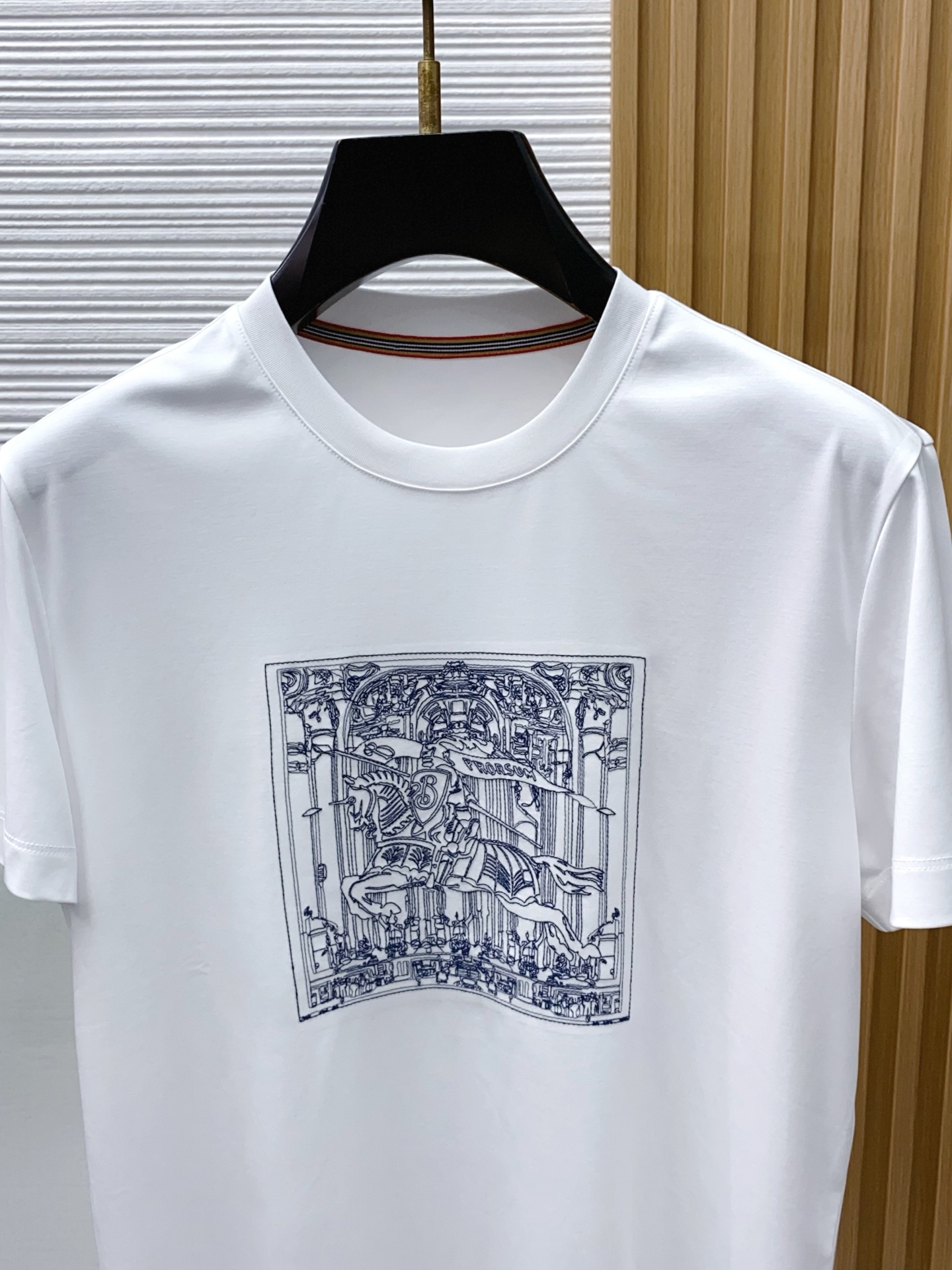 巴宝莉 2026春夏新款首发专柜最新款圆领短袖 高端订制 设计前卫时尚！品牌logo重工艺设计 高端定制