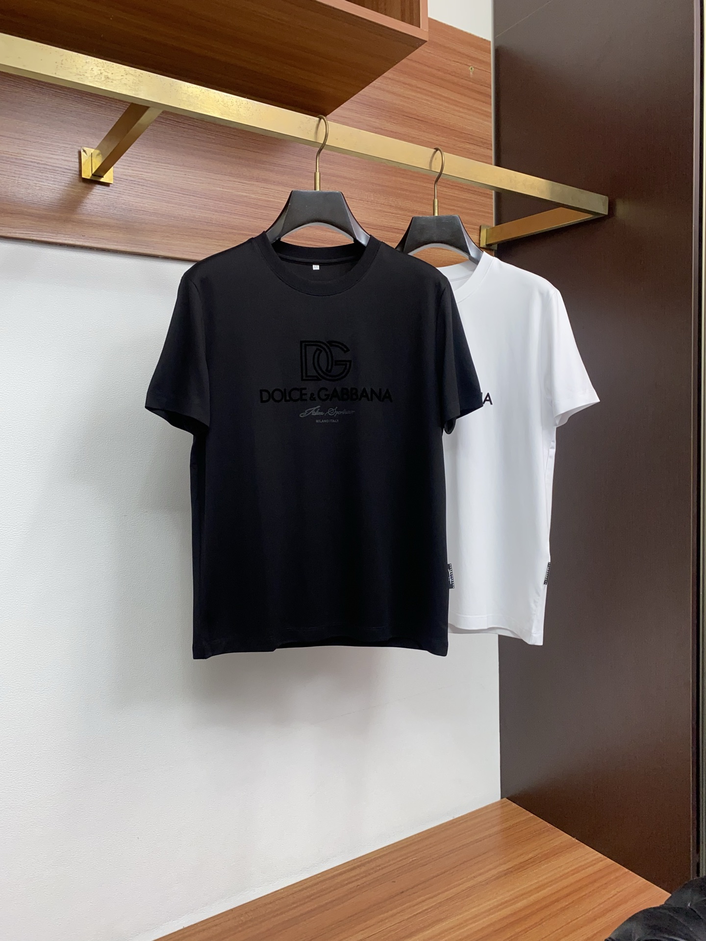 DG 2026春夏新款首发专柜最新款圆领短袖 高端订制 设计前卫时尚！品牌logo重工艺设计 高端定制双